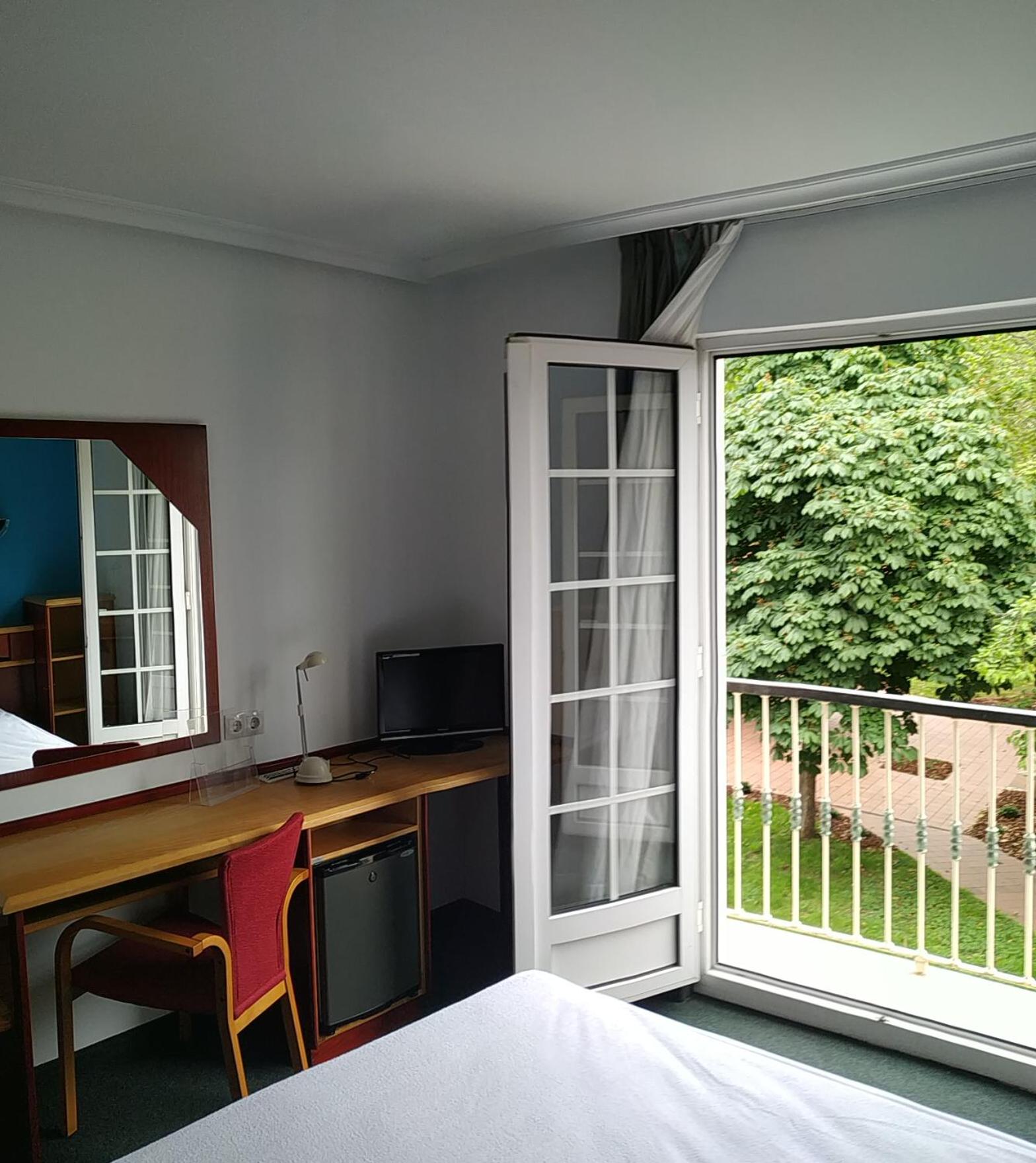 Twin Room - Photo 3