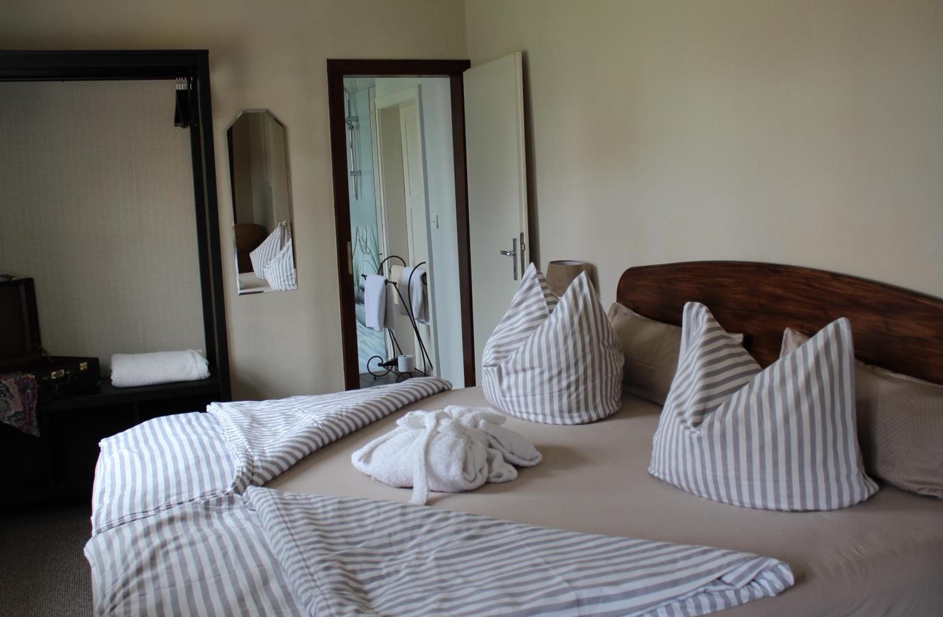 Double or Twin Room - Photo 4