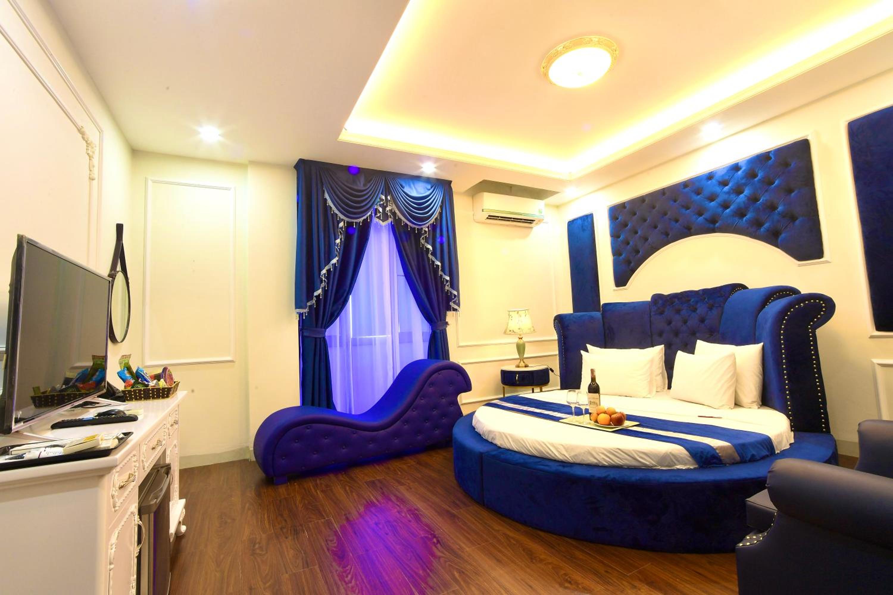 Deluxe King Suite - Photo 8