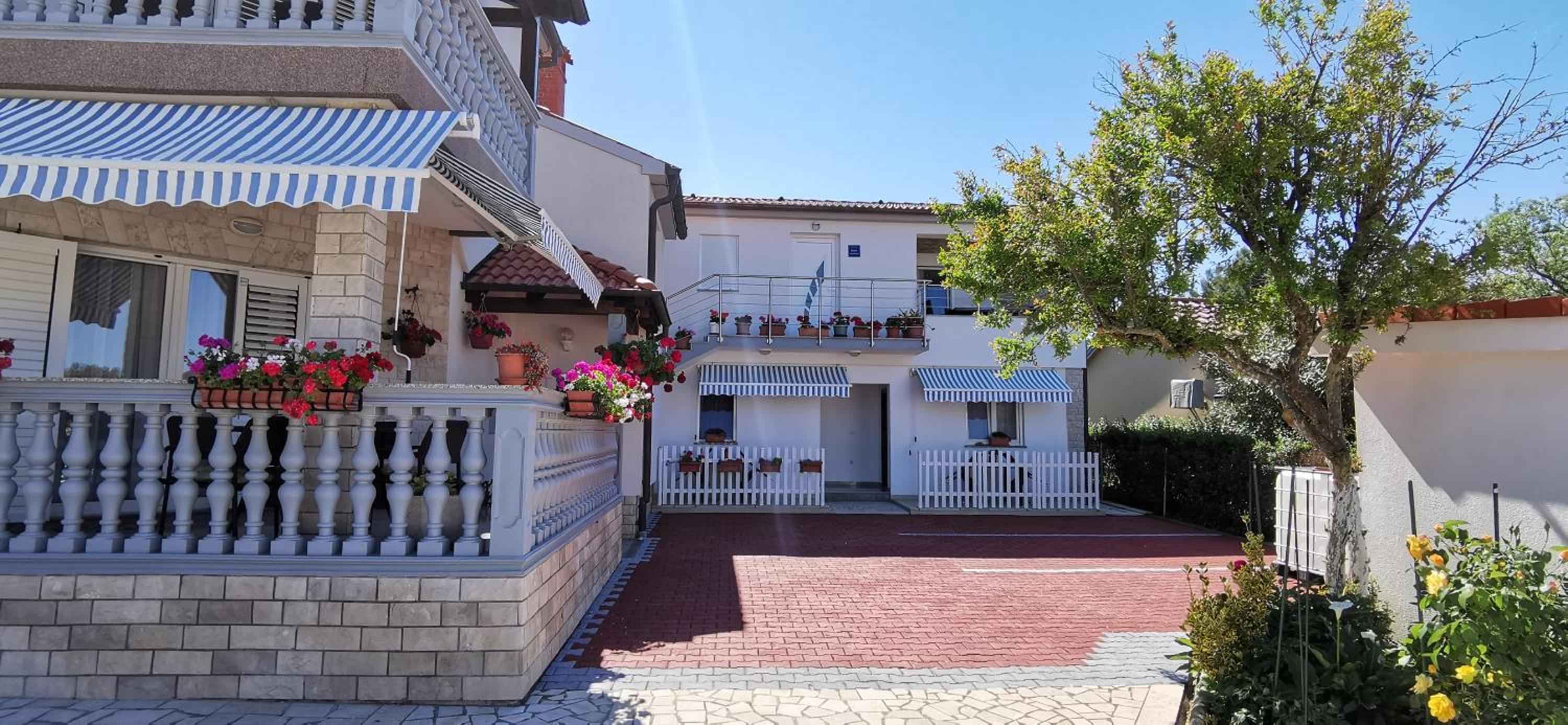 Apartment with Terrace - Photo 33