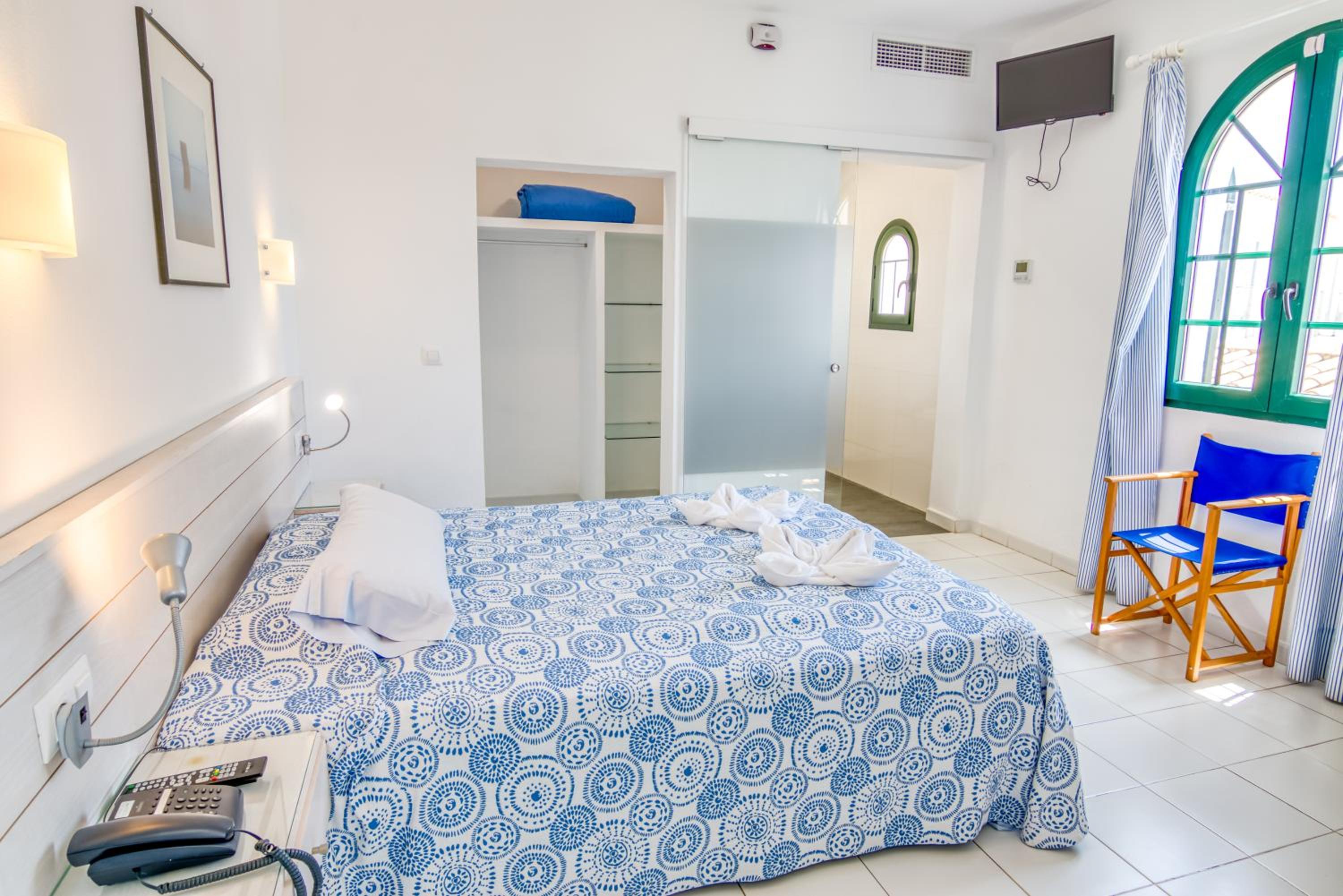 Double or Twin Room - Photo 5