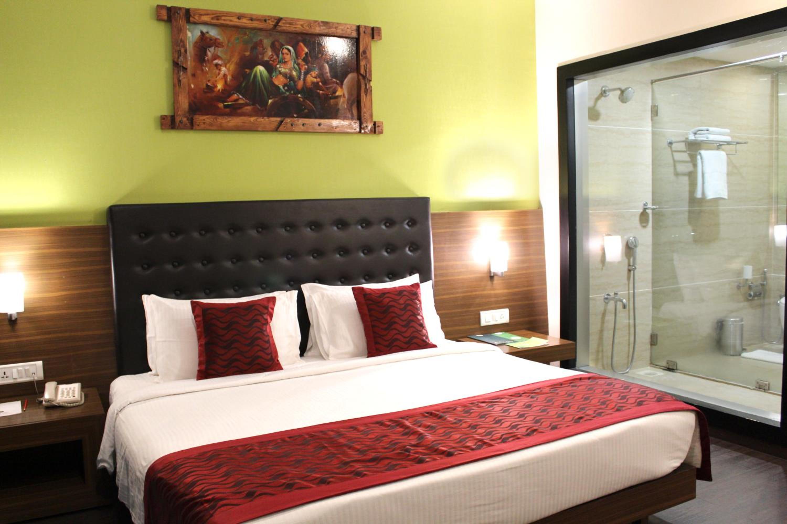 Super Deluxe Room King Bed - Photo 1