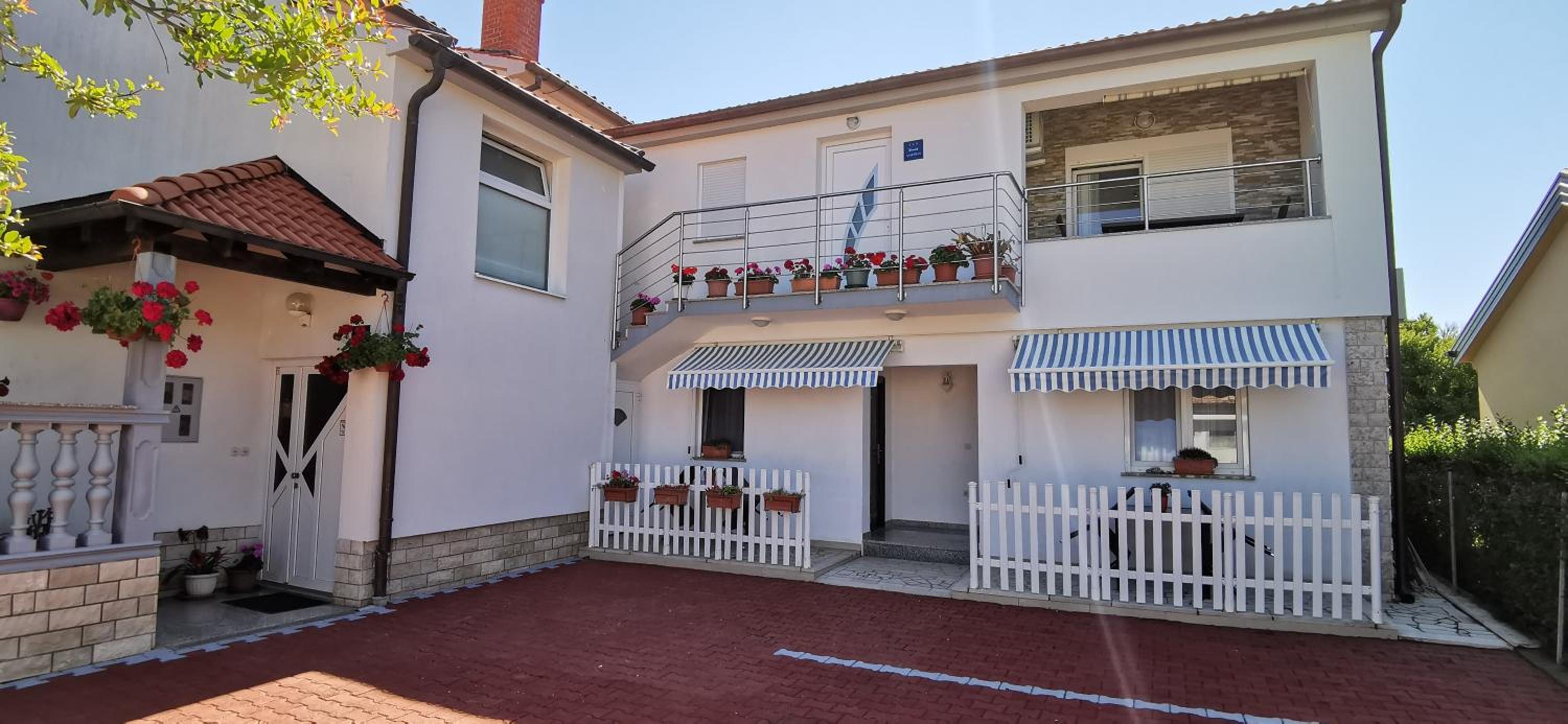 Apartment with Terrace - Photo 34