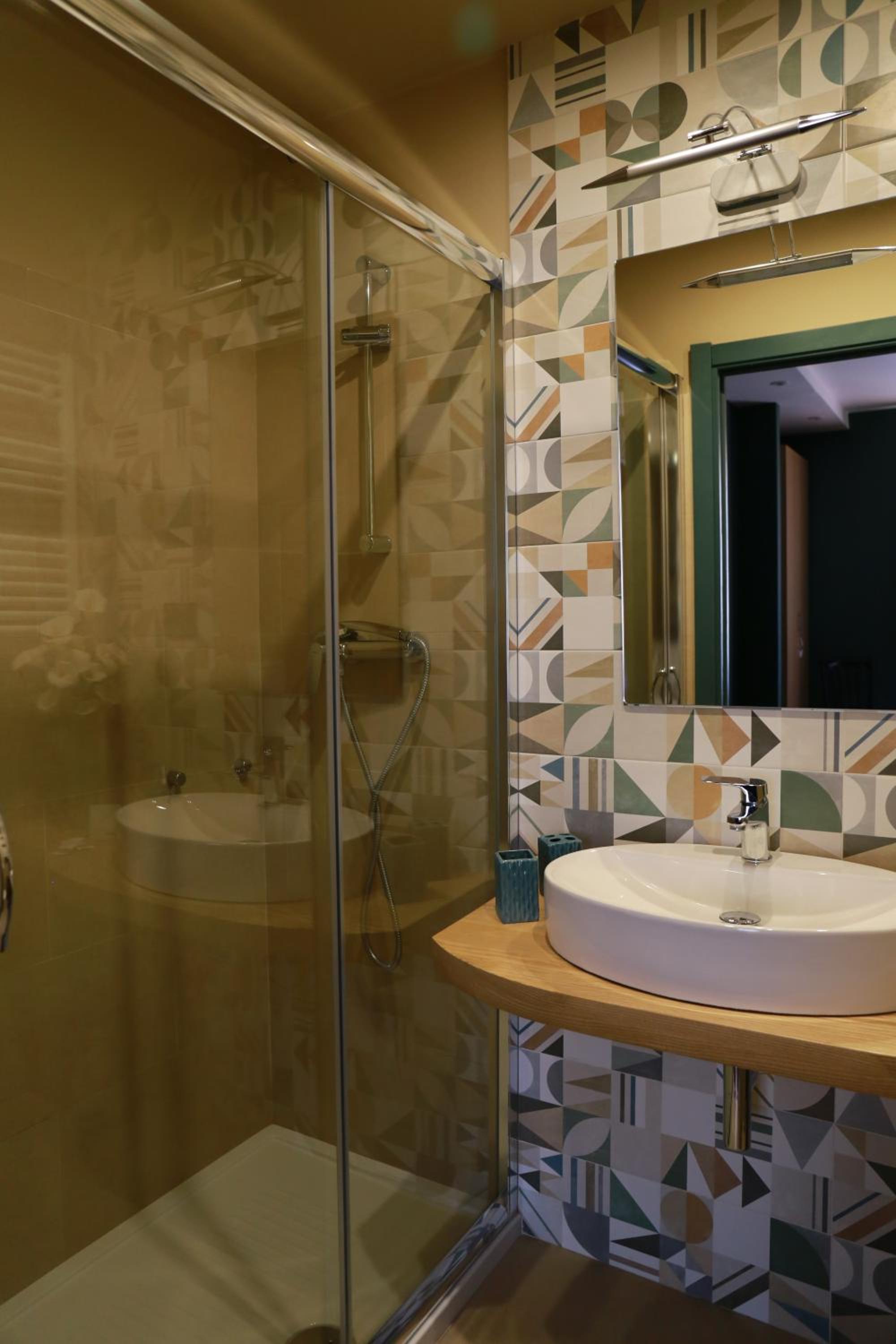 Double Room with Private Bathroom - Photo 12