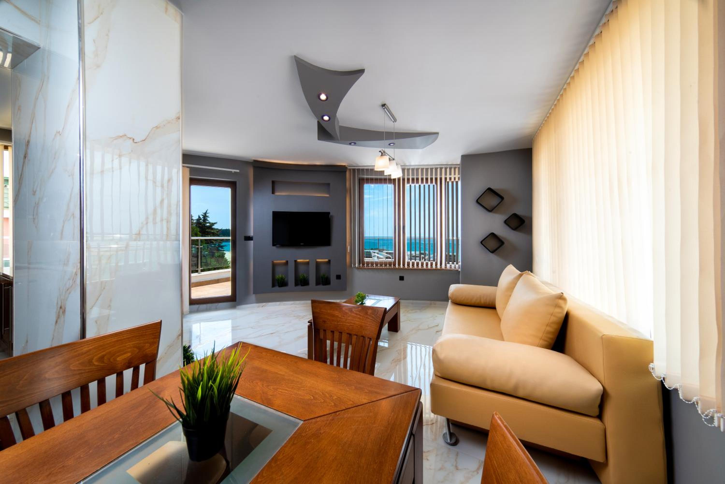 One-Bedroom Apartment with Sea View photo 1