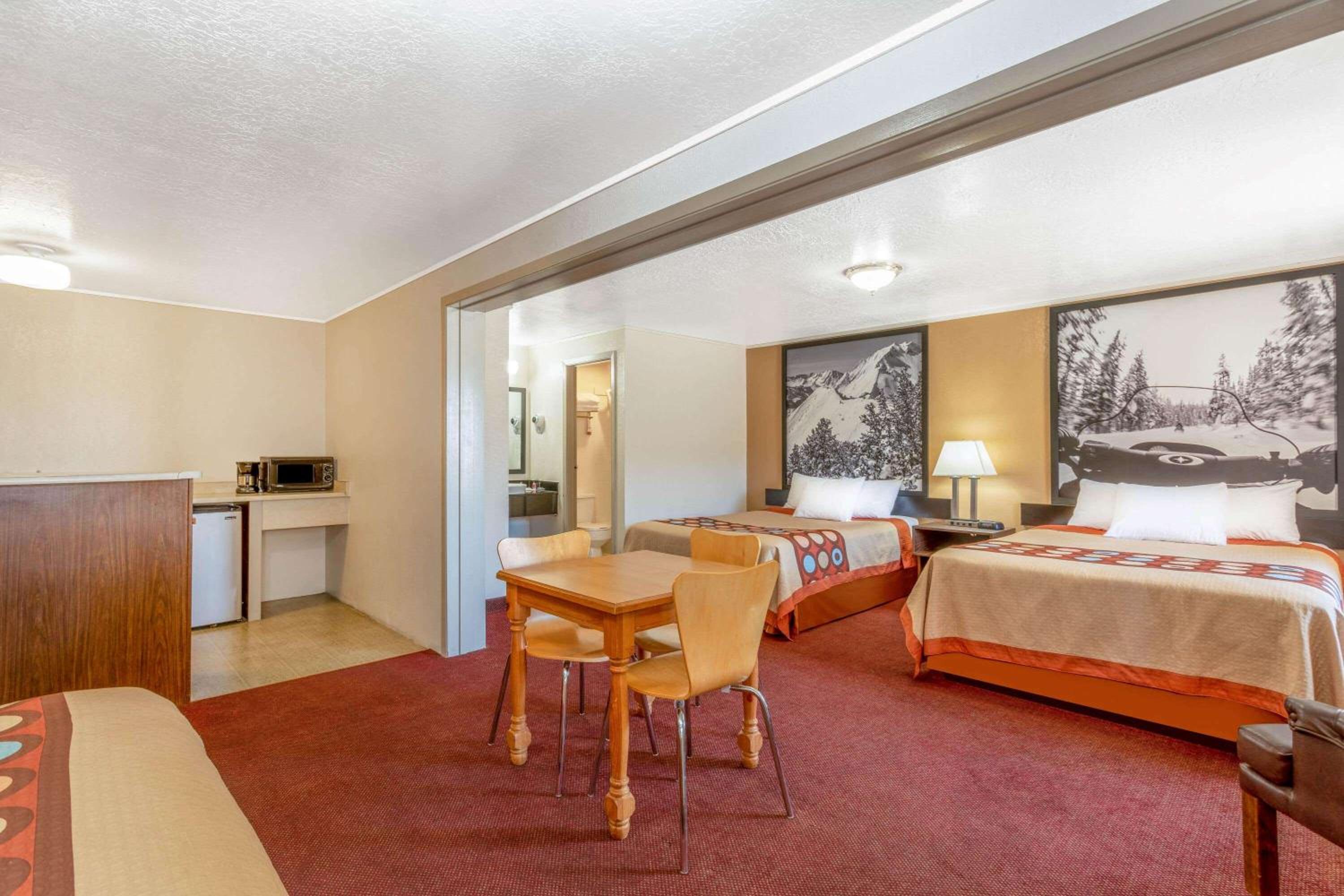 1 King Bed, 2 Queen Bed, Family Suite, Non-Smoking photo 2