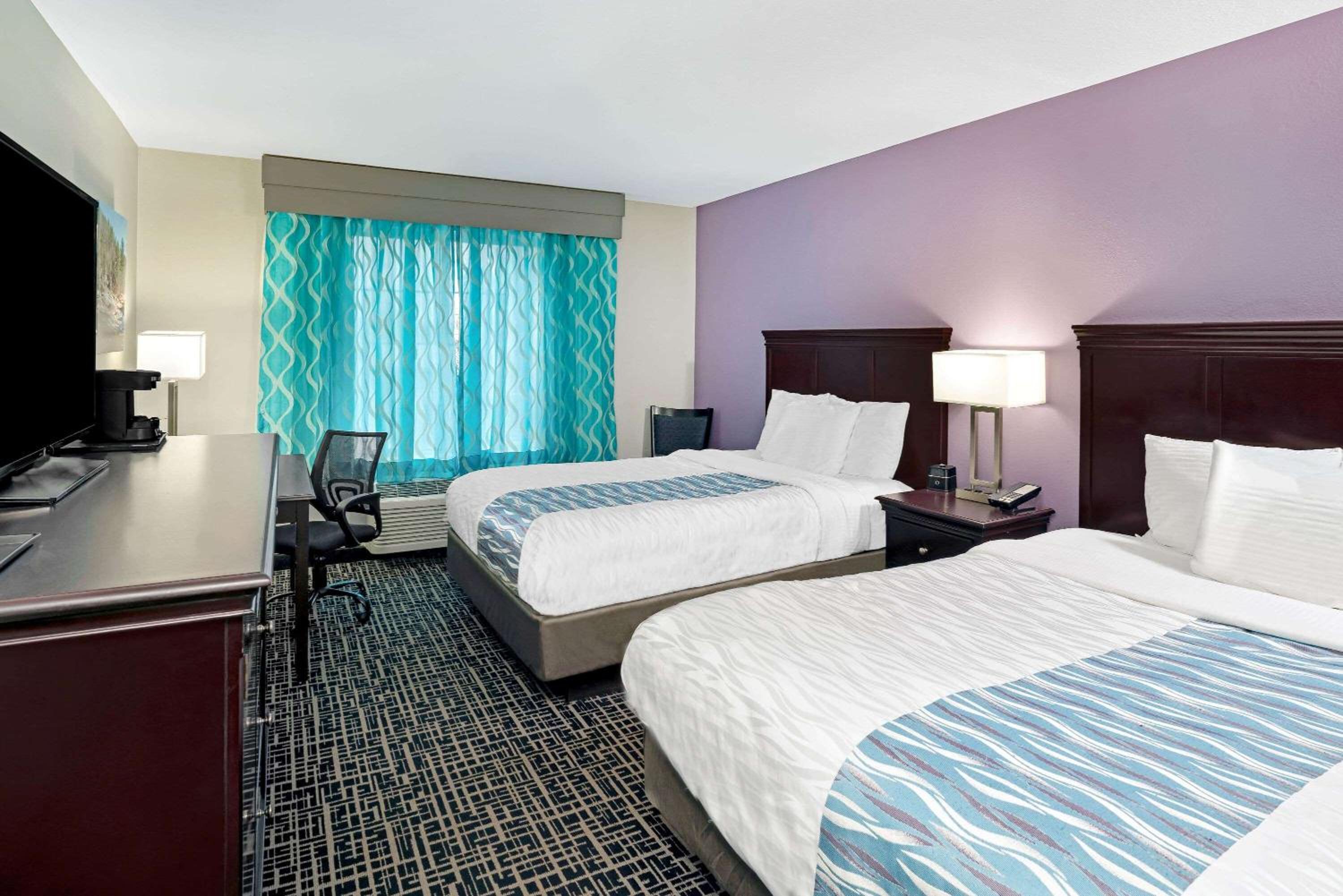Queen Room with Two Queen Beds - Non-Smoking - Photo 2