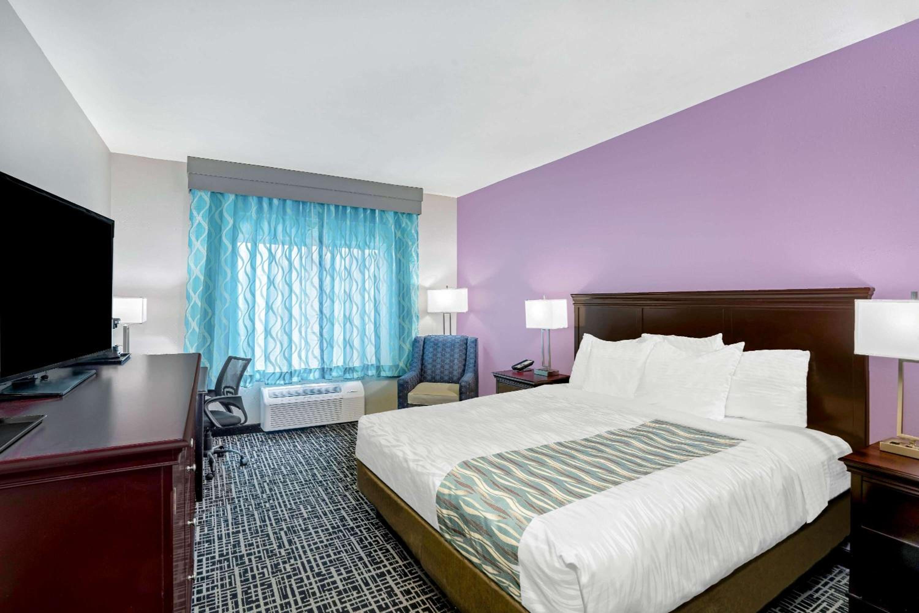 King Room with Bath Tub - Mobility Accessible/Non-Smoking - Photo 2