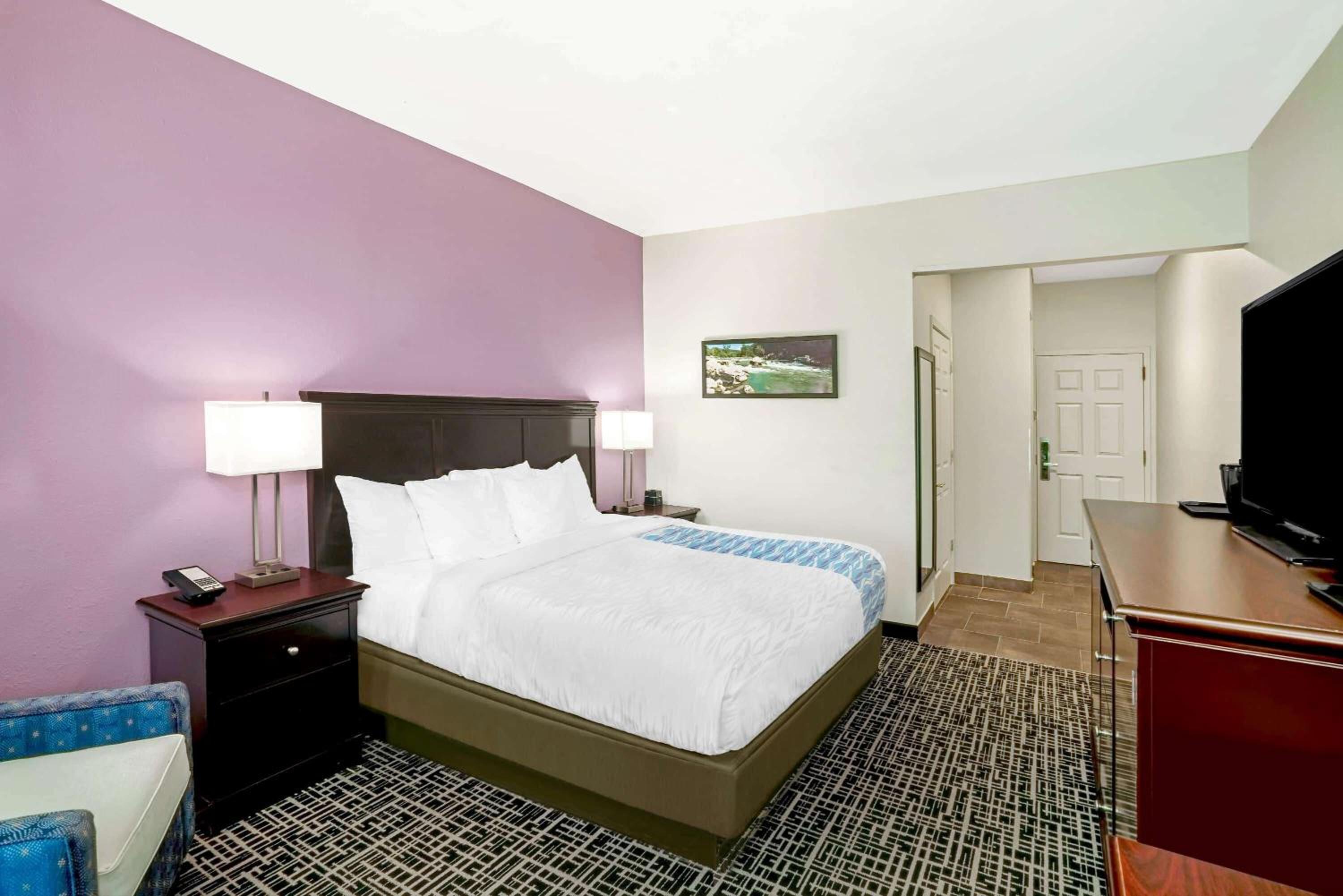 Deluxe King Room with Bath Tub - Mobility Accessible - Non-Smoking - Photo 2