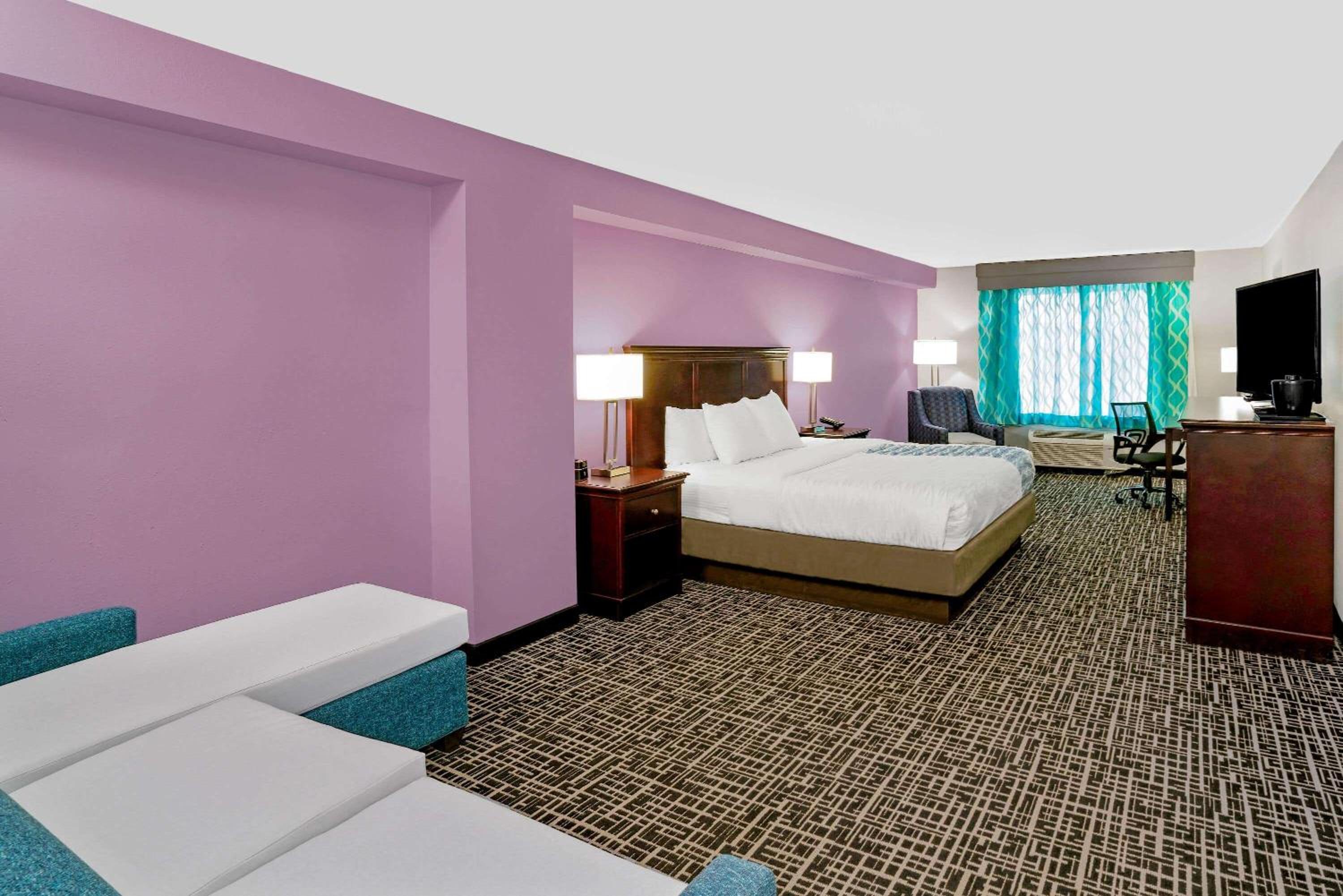 Deluxe King Room - Non-Smoking - Photo 3