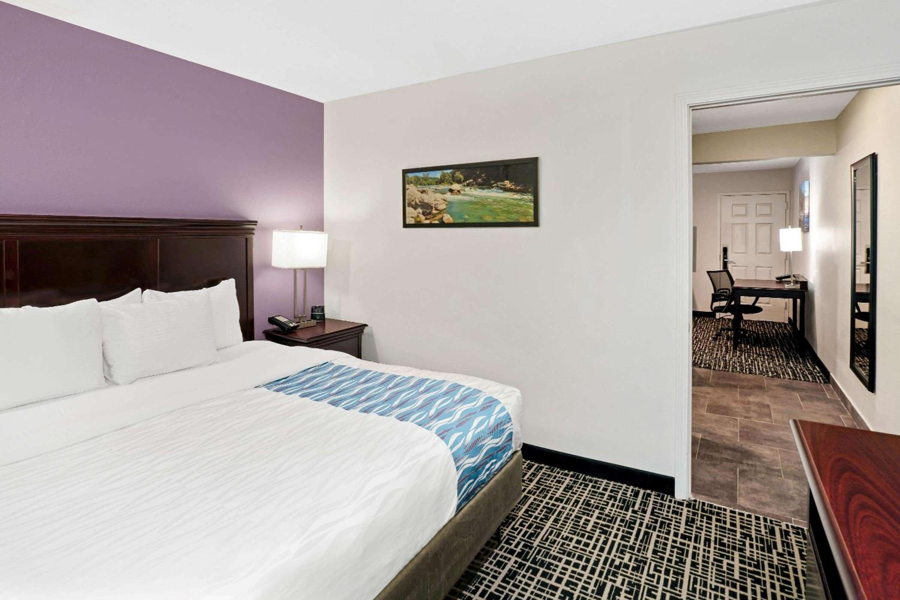 One-Bedroom King Suite - Non-Smoking - Photo 2
