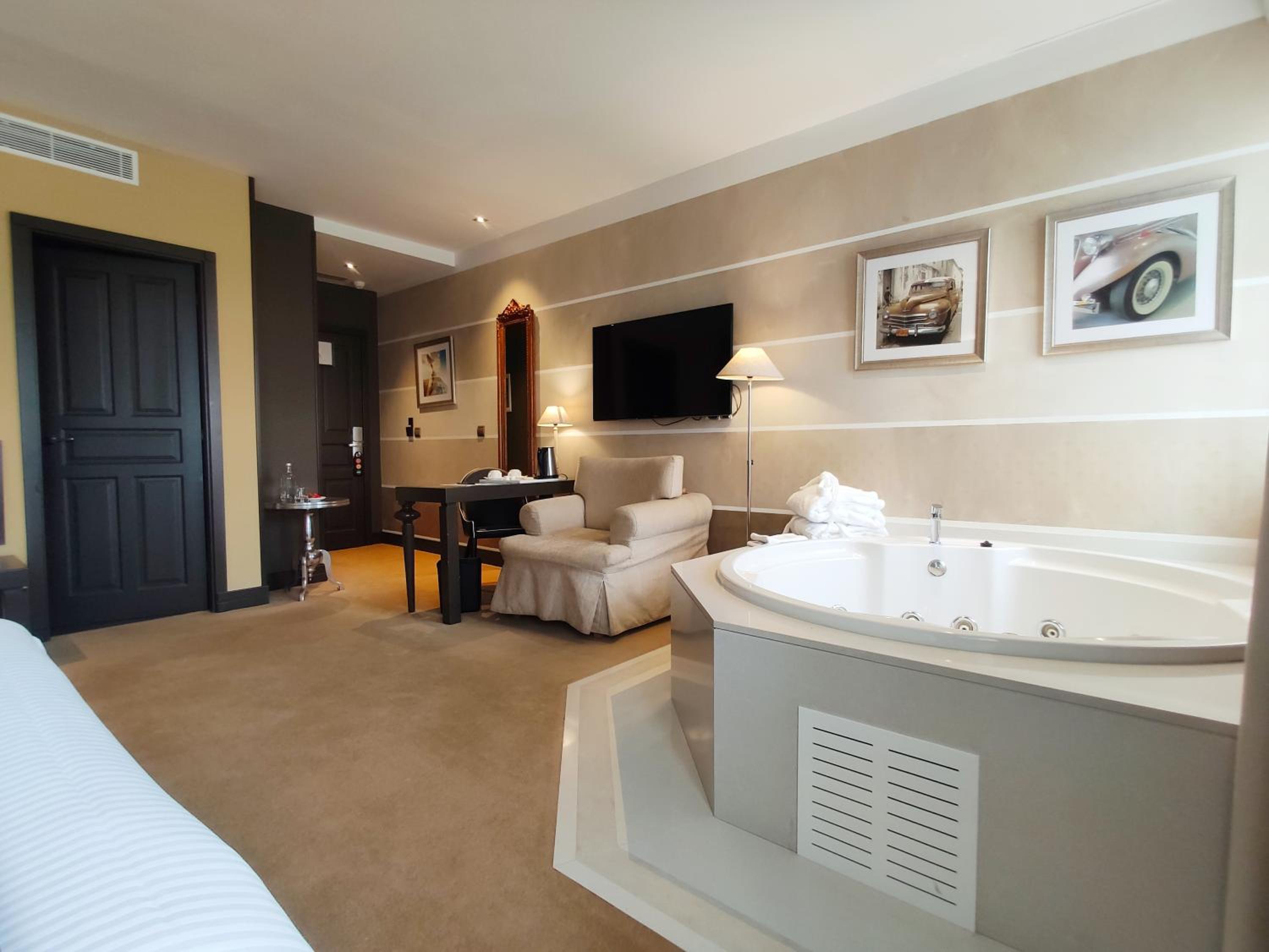 Comfort Double Room with Hot Tub  - Photo 9