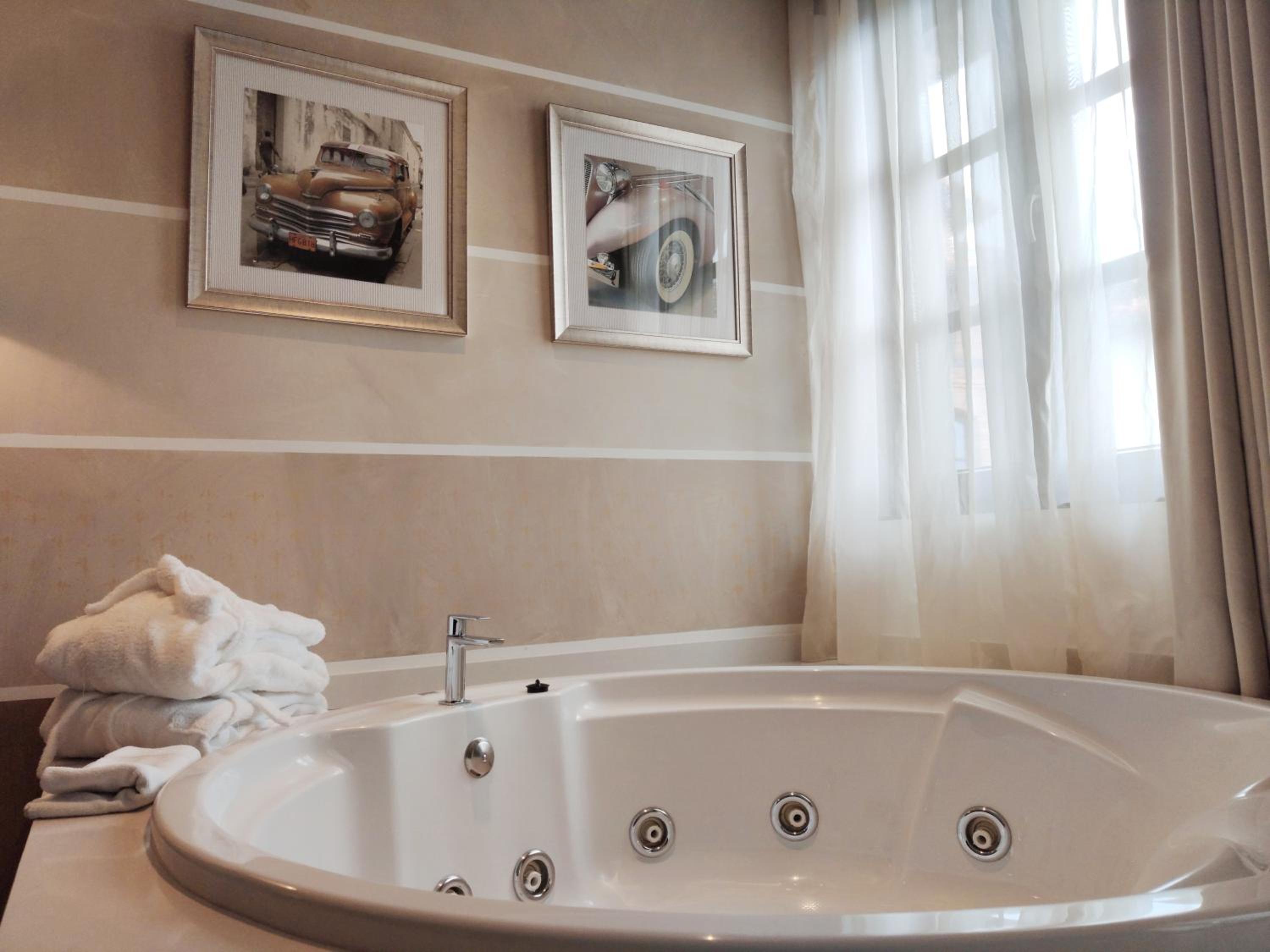 Comfort Double Room with Hot Tub  - Photo 4
