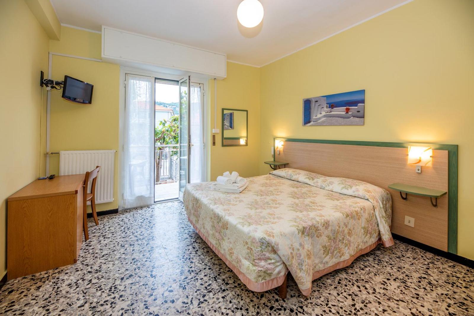 Double Room with Balcony - Photo 4