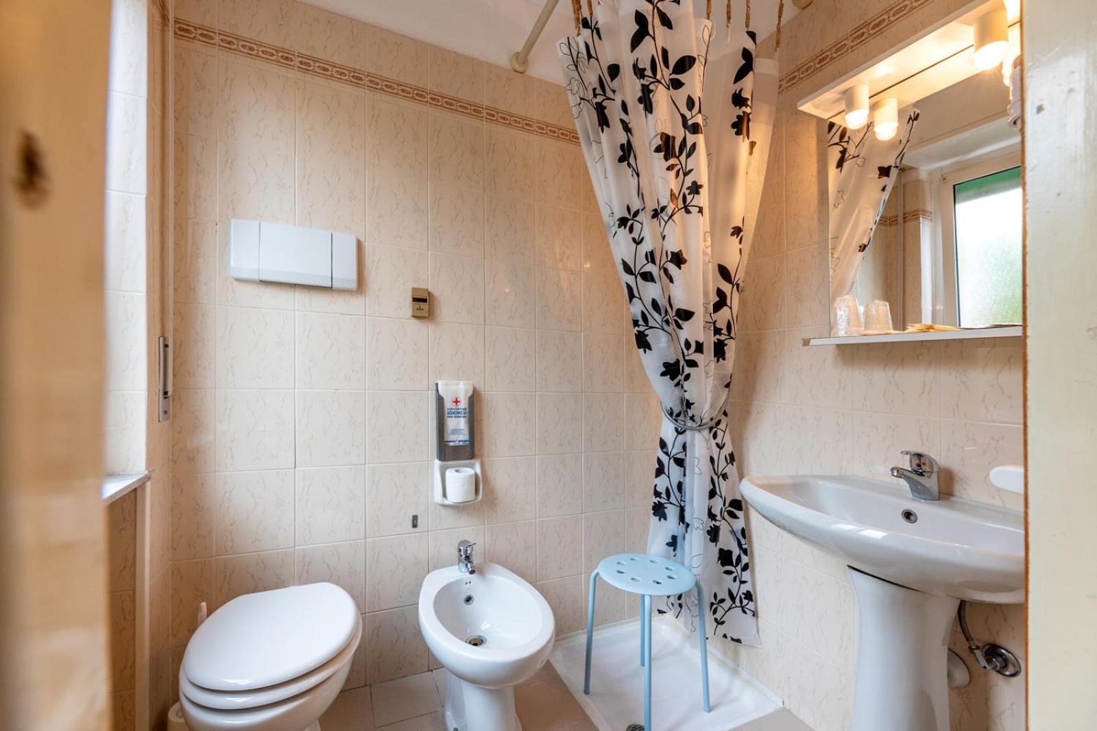 Double Room with Balcony - Photo 10