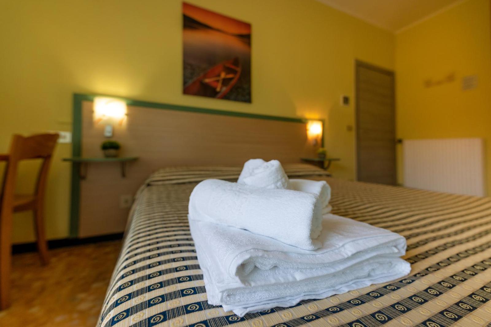 Double Room with Balcony - Photo 9