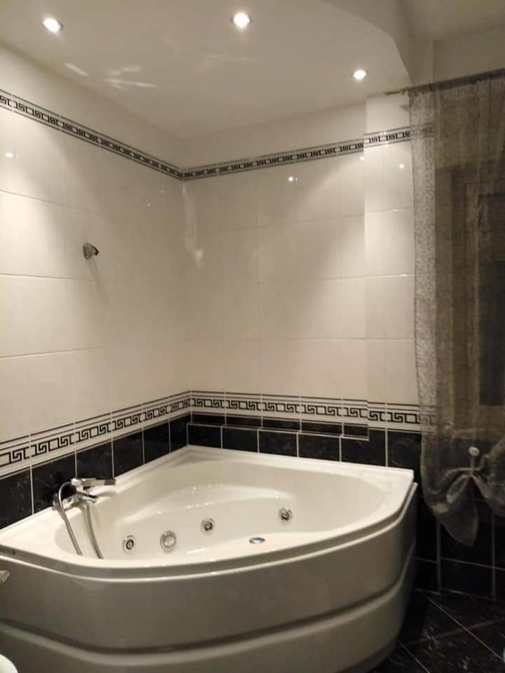Double Room with Spa Bath - Photo 7