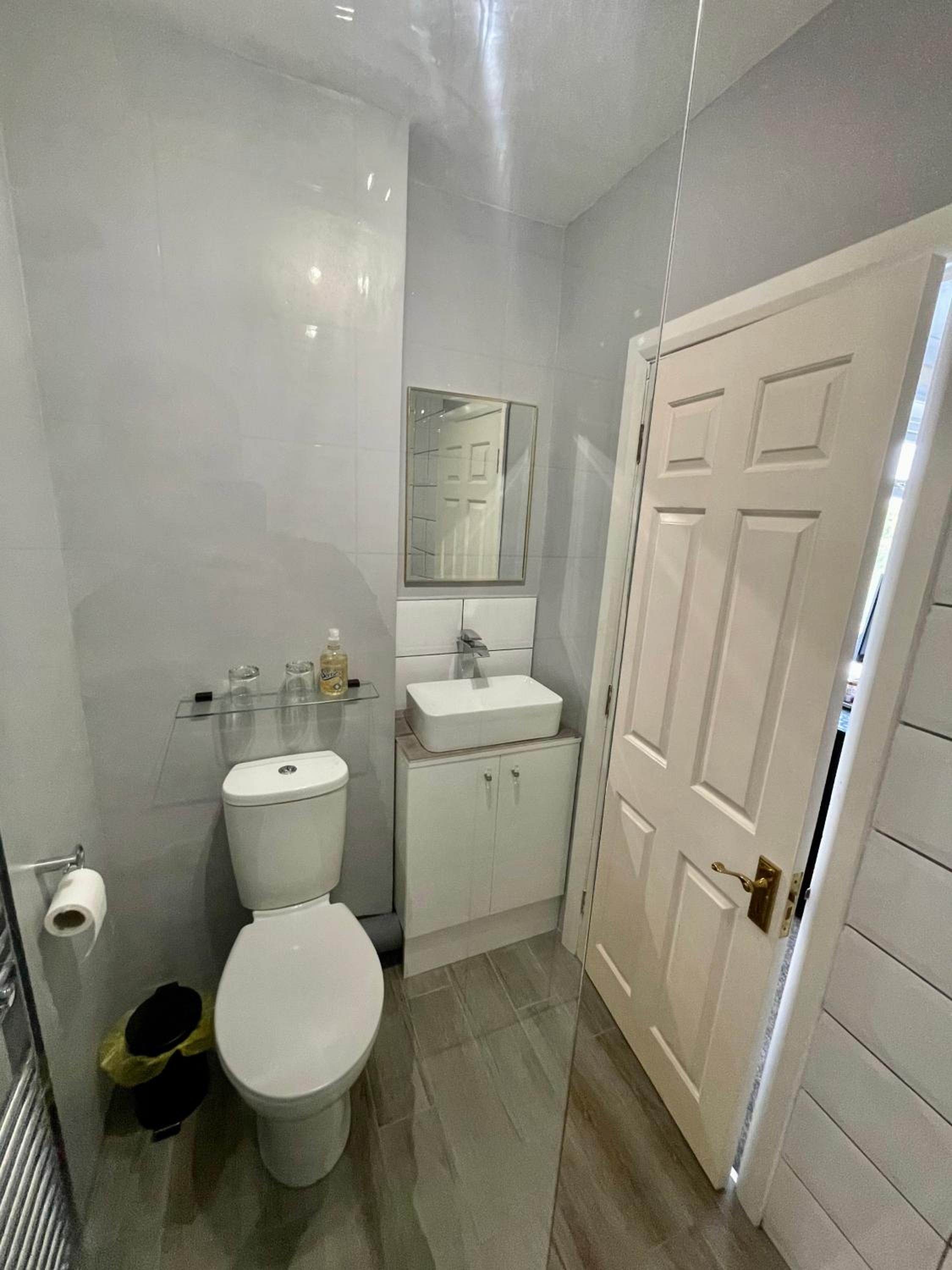 Standard Twin Room - Photo 3