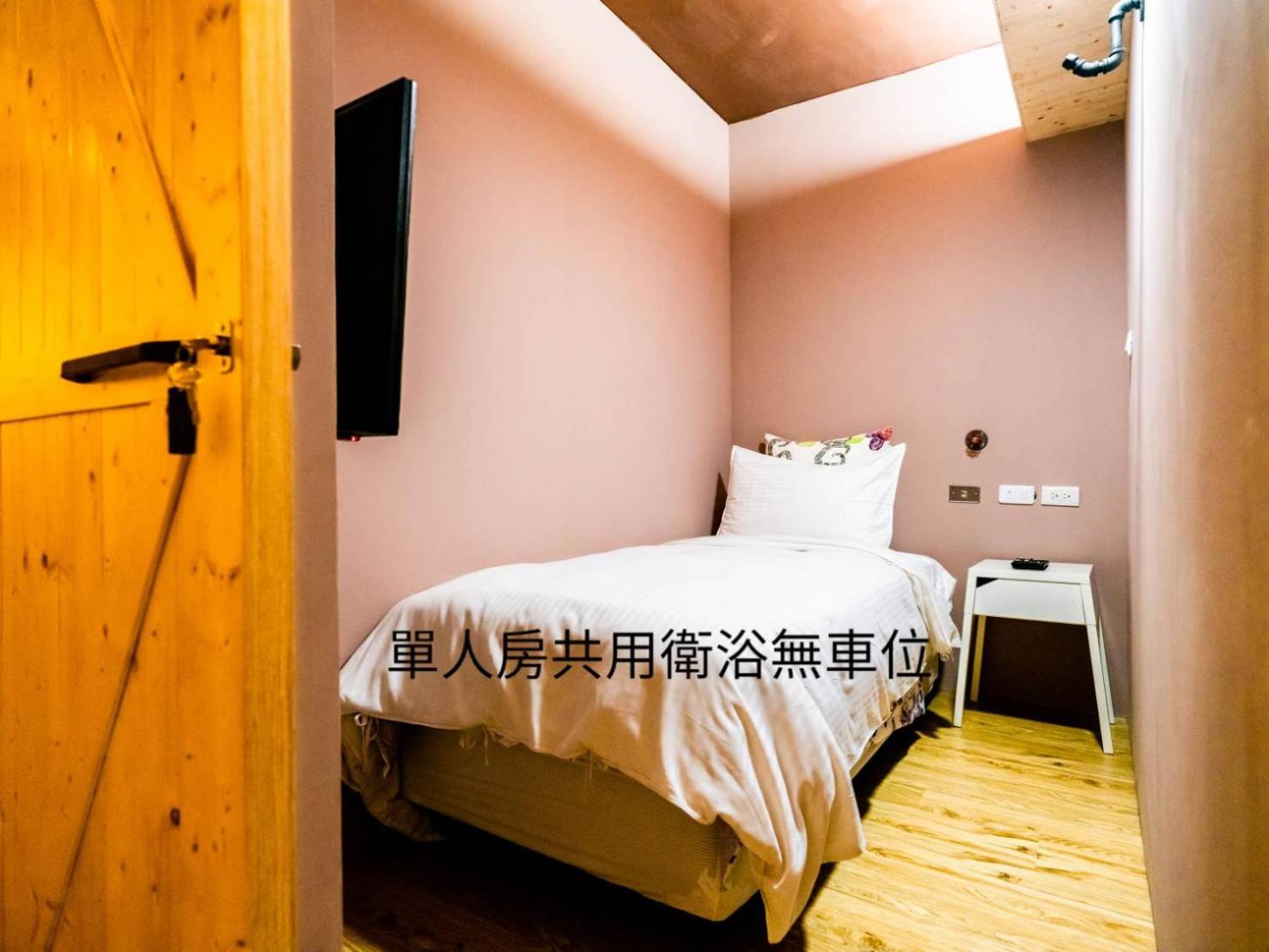 Single Room with Shared Bathroom photo 1