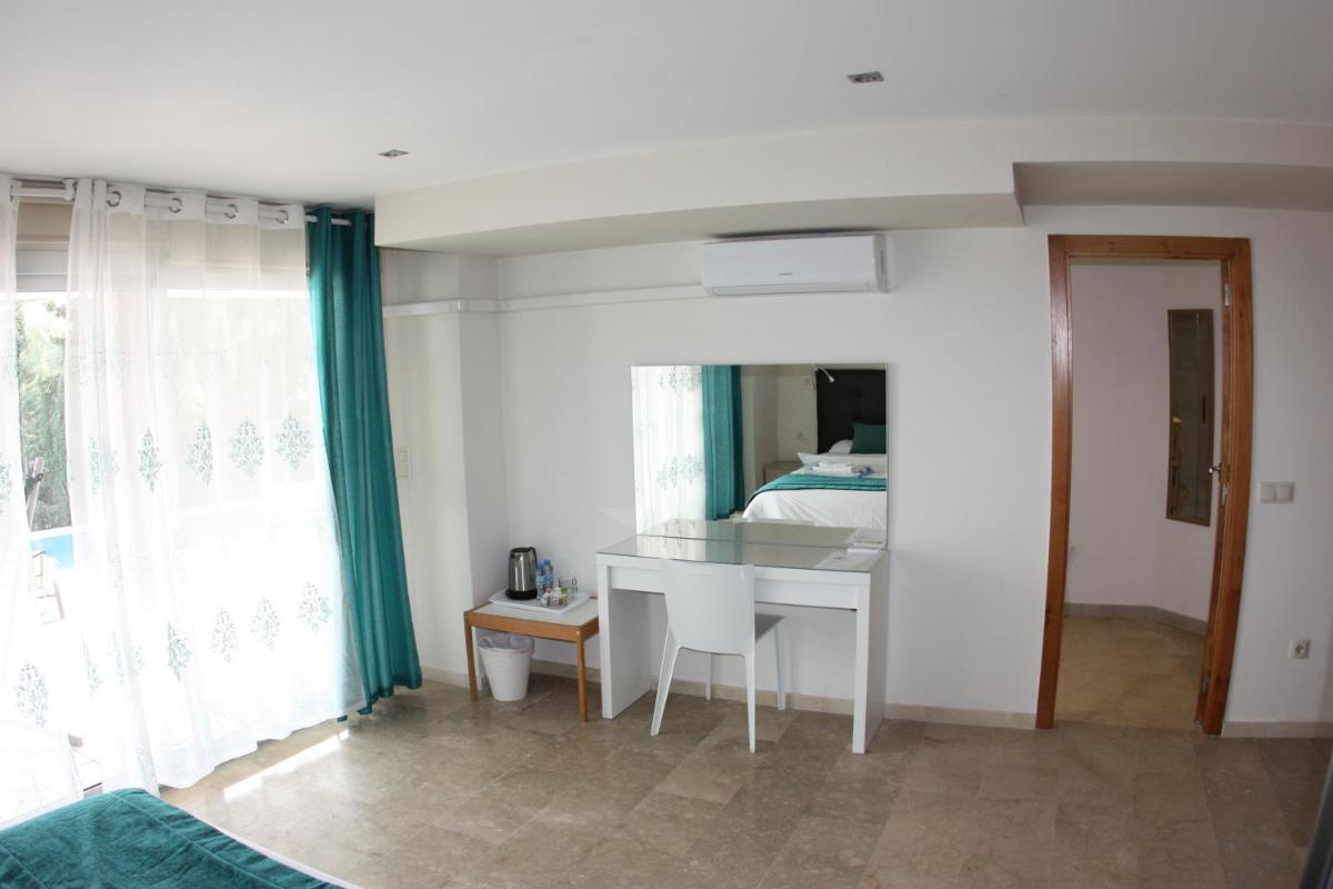 Double Room with Pool View photo 3
