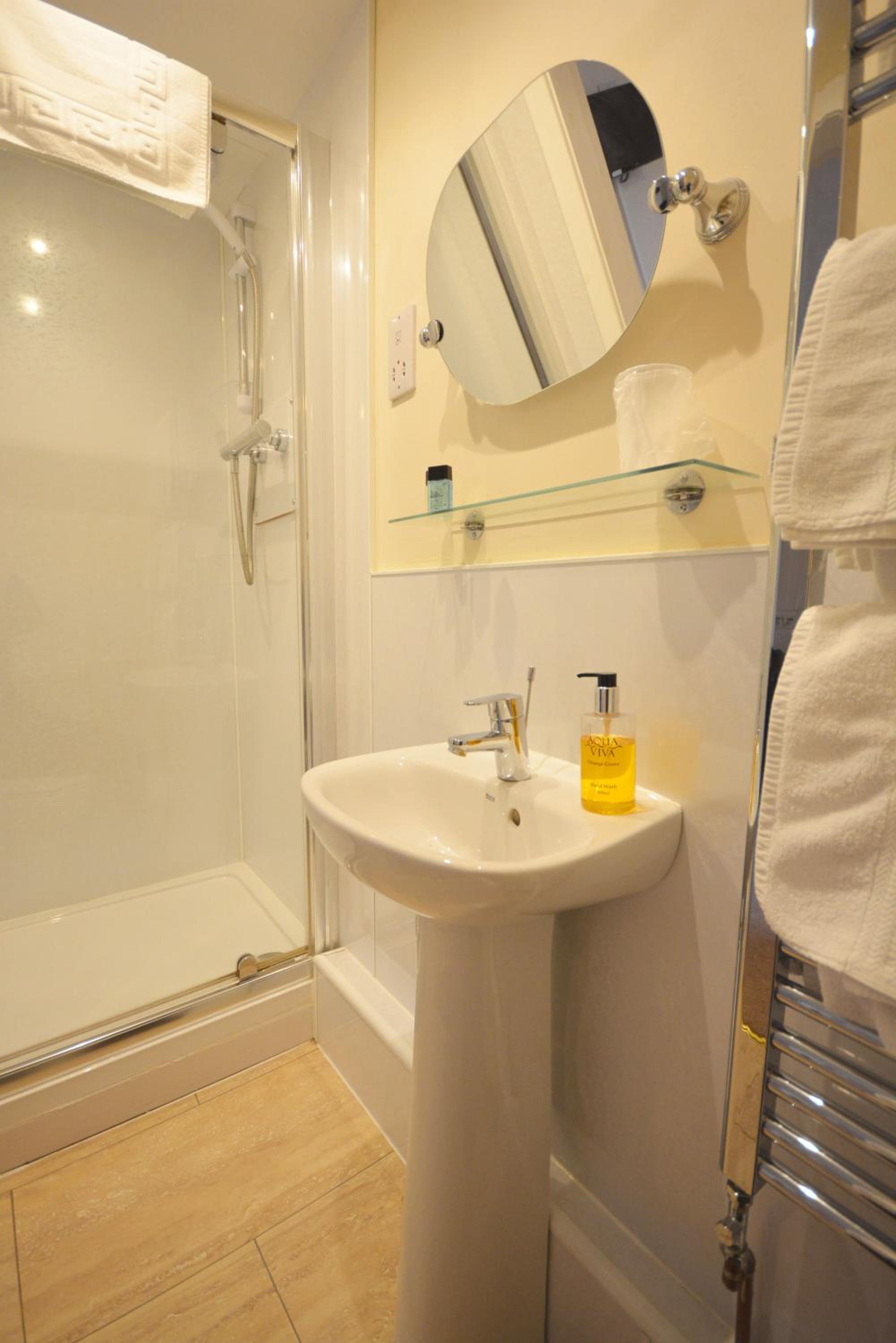 Twin Room with Shower photo 3