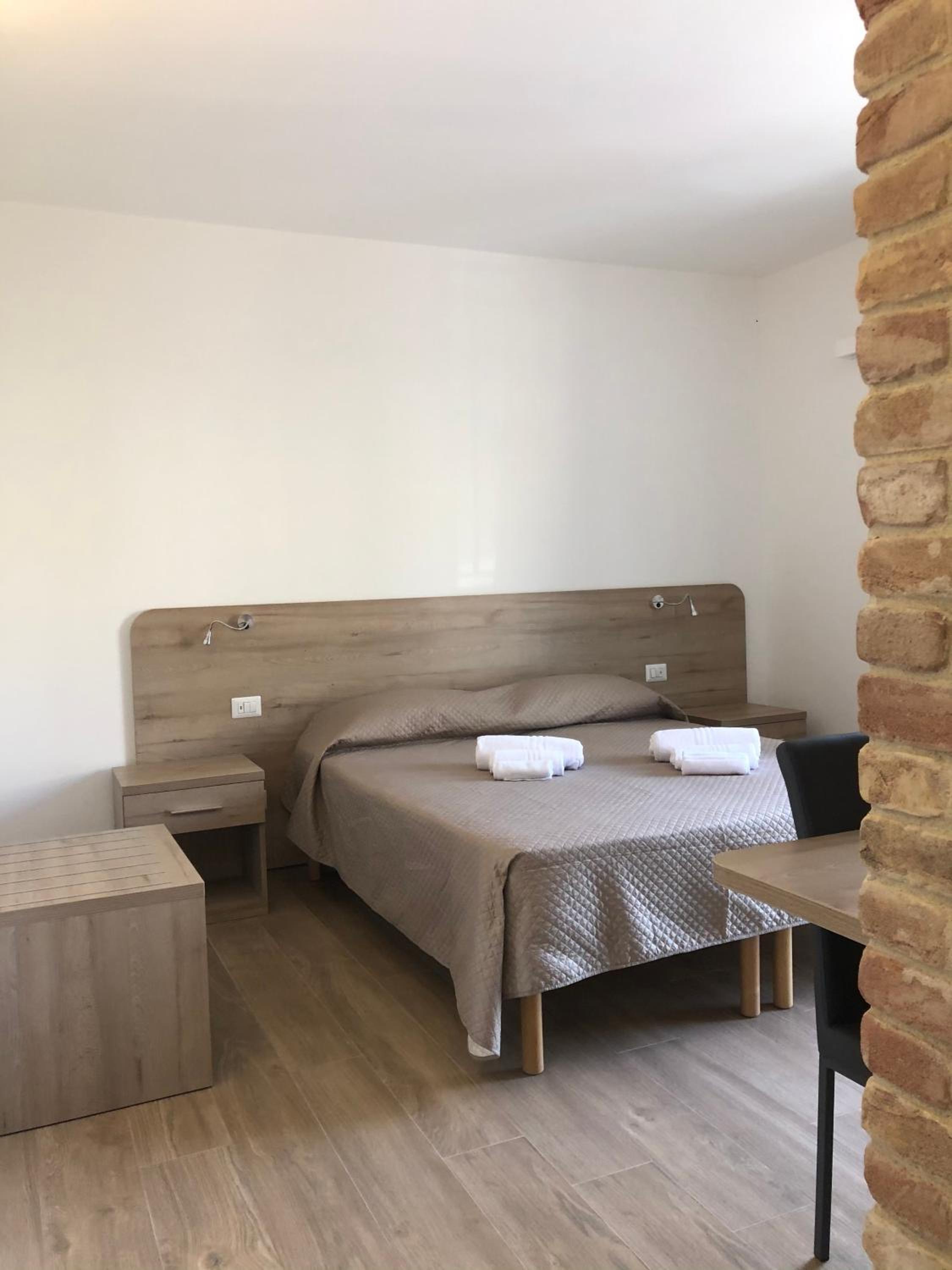 Double Room with Balcony - Photo 8