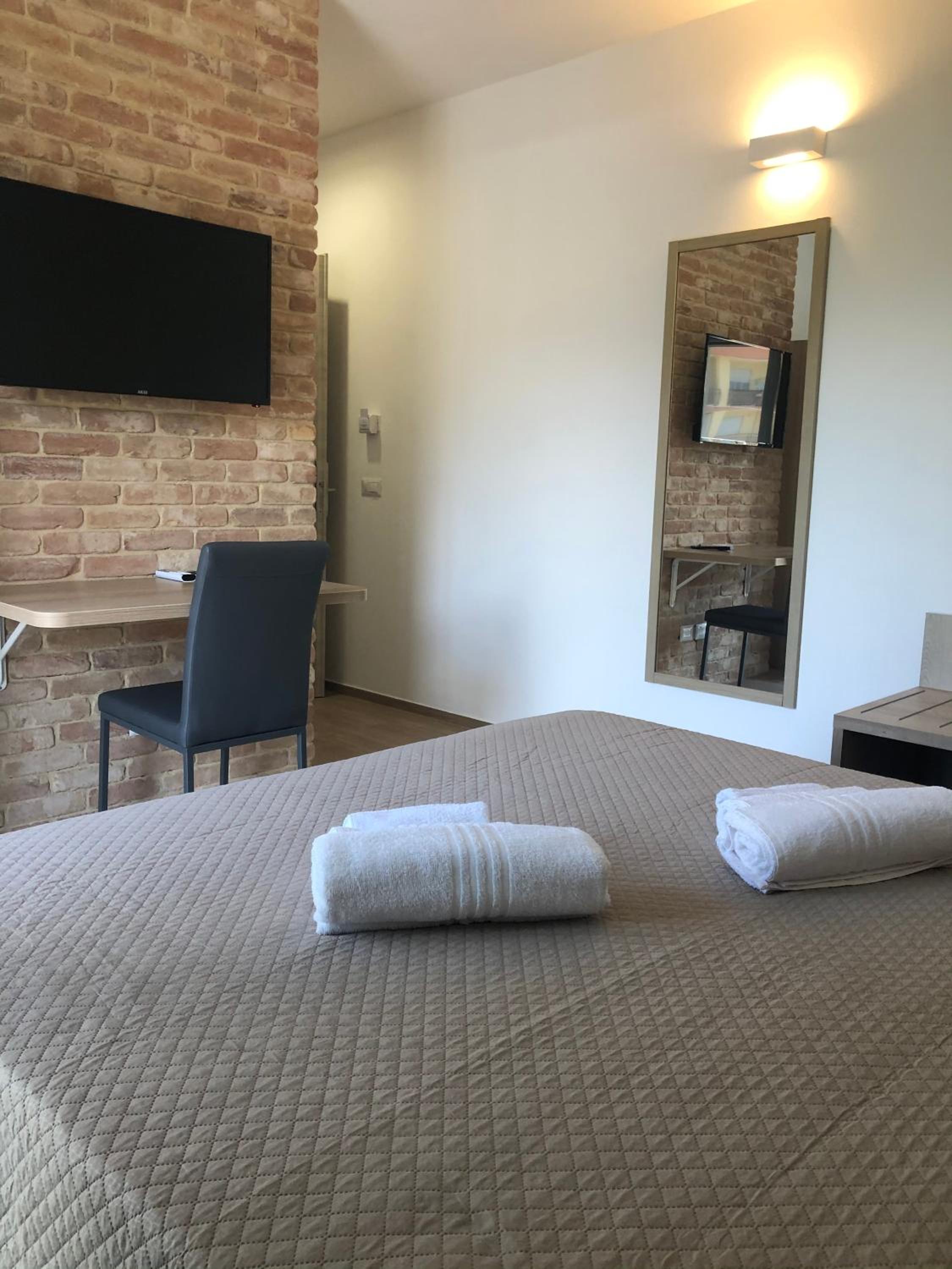 Double Room with Balcony - Photo 3