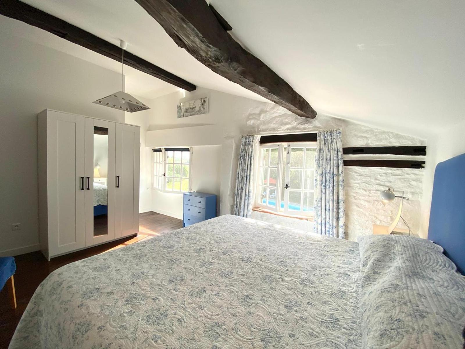 Queen Room with Pool View photo 2