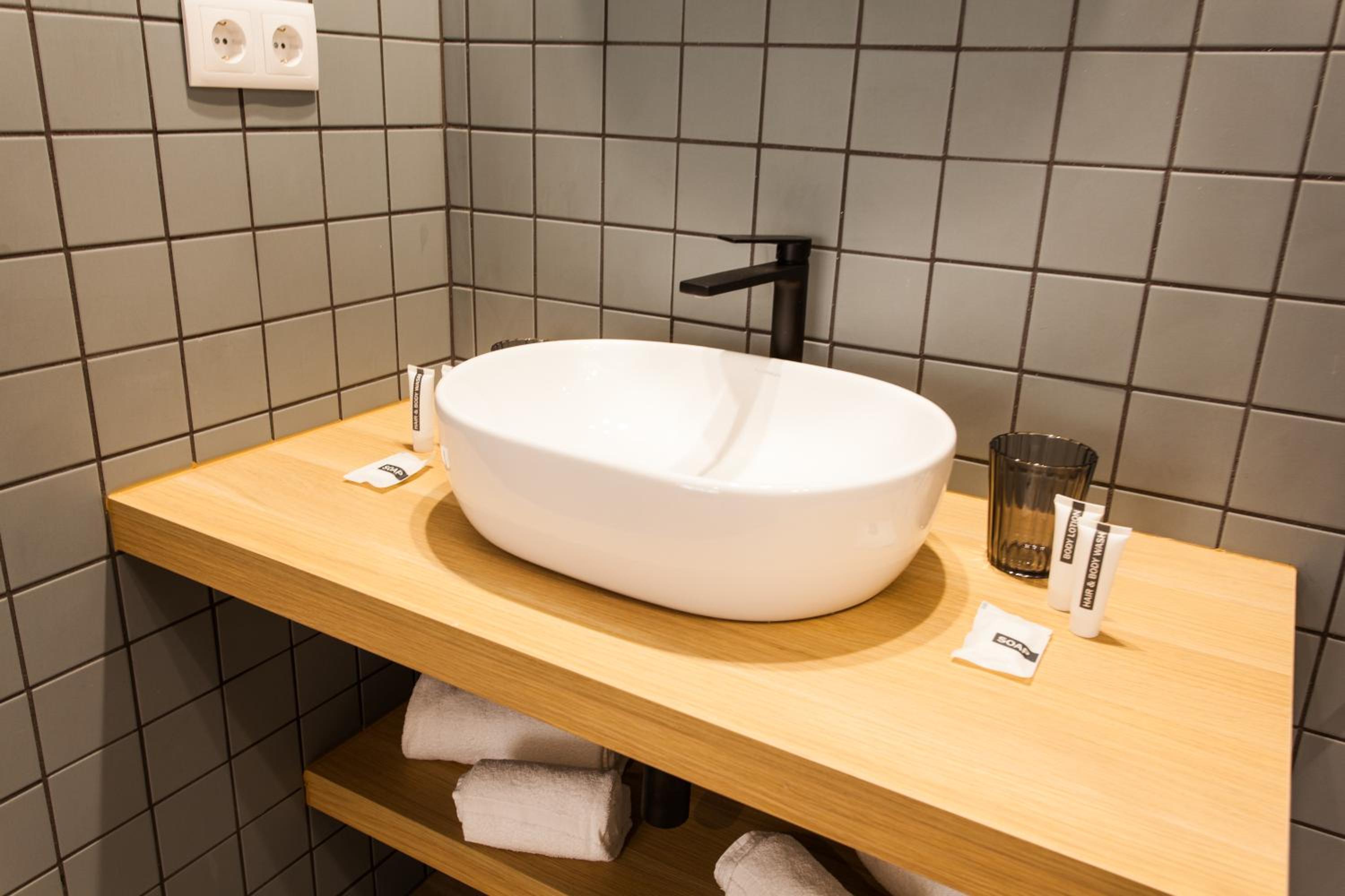 Standard Double or Twin Room - Photo 10