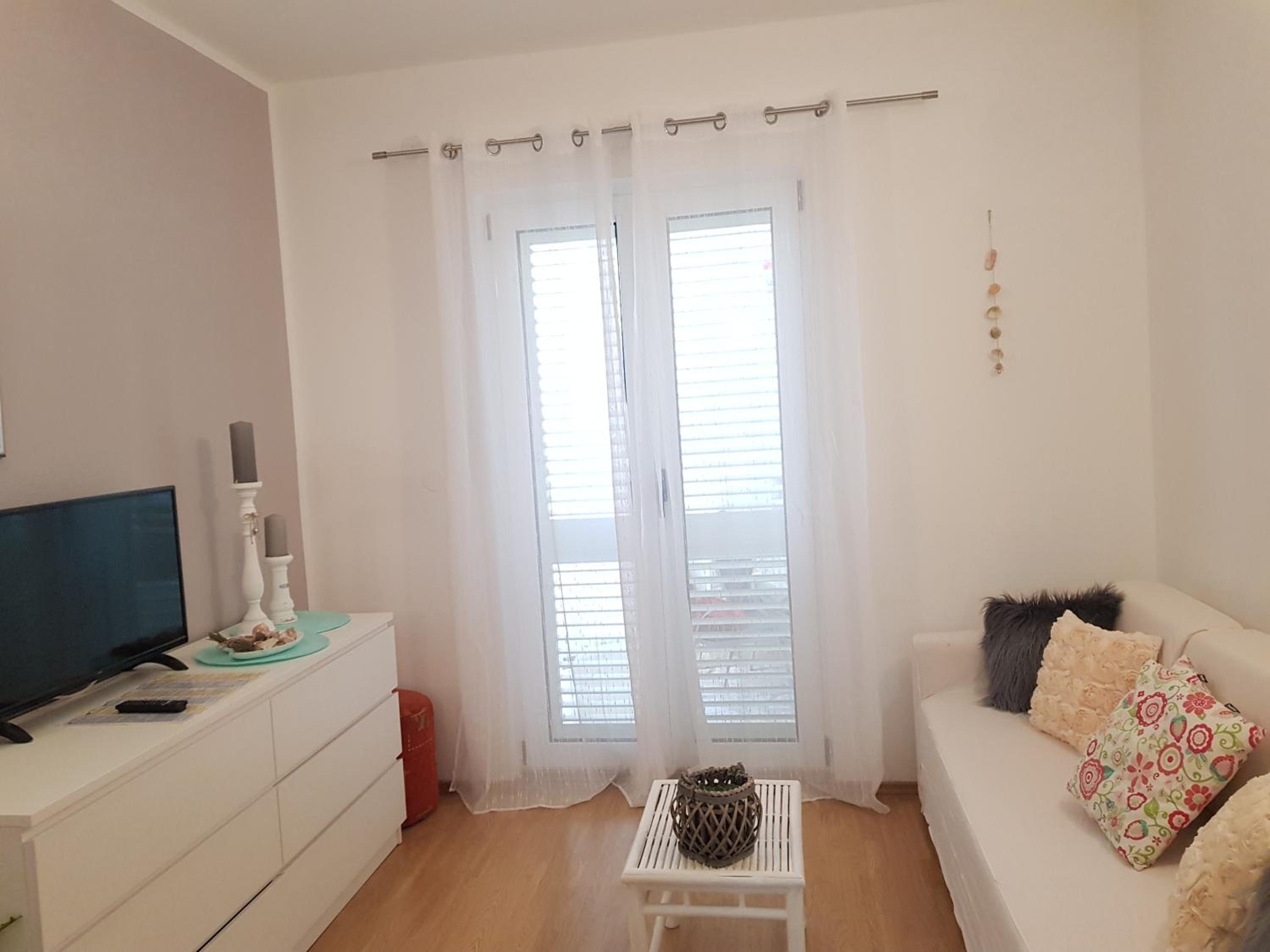 One-Bedroom Apartment - Photo 2