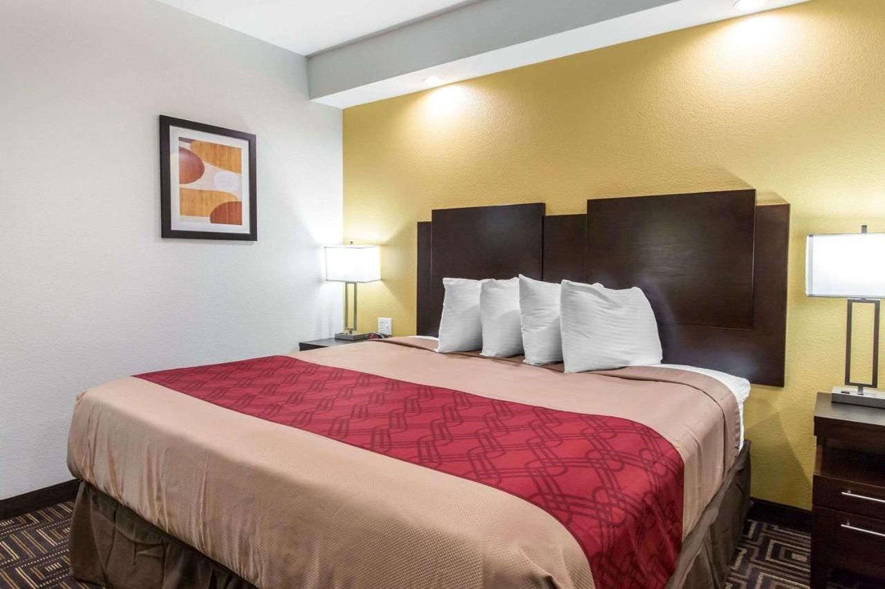 Queen Room with Two Queen Beds - Non-Smoking photo 2