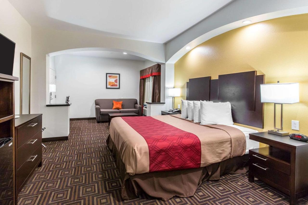 Queen Room with Two Queen Beds - Non-Smoking photo 3