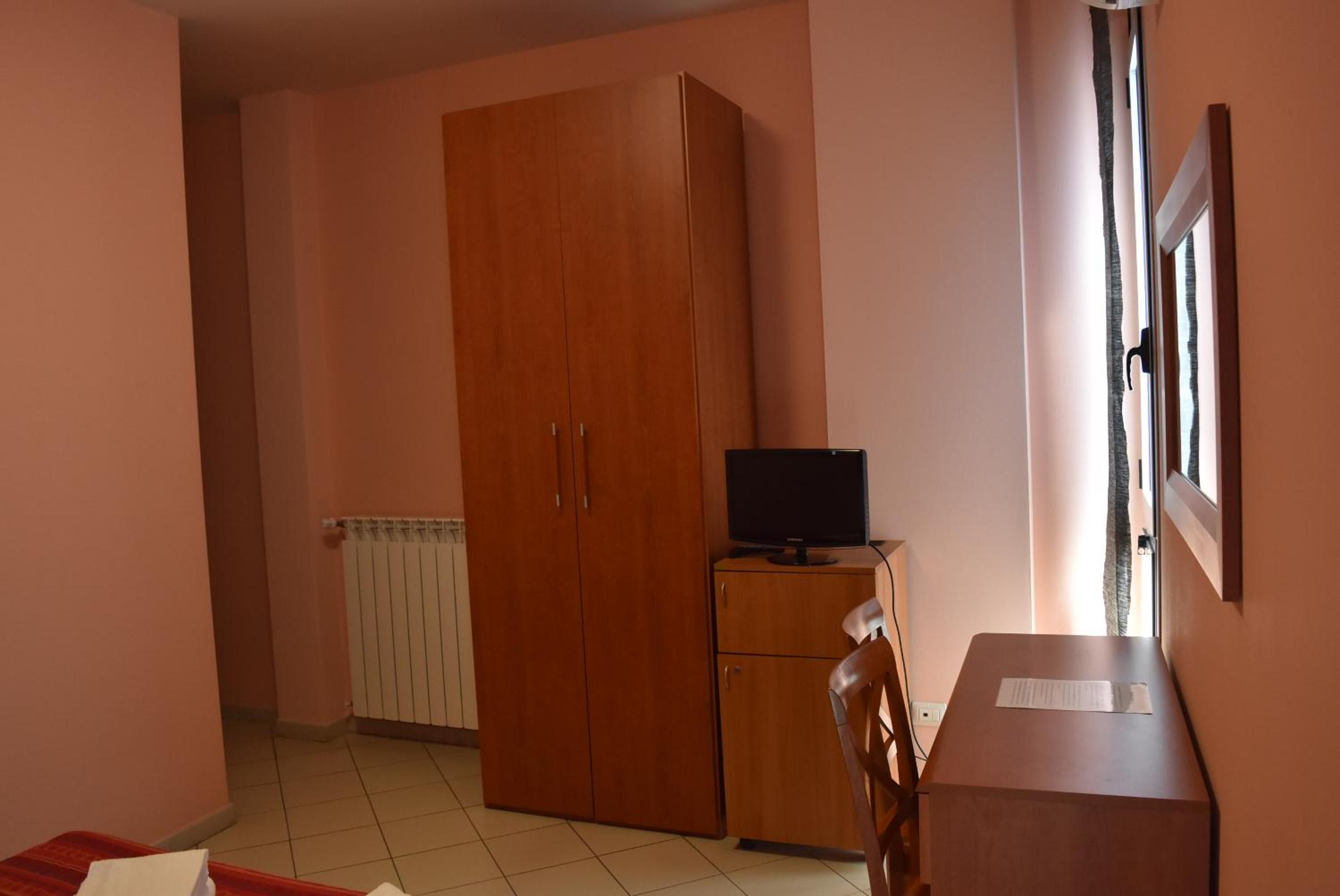 Double Room with Private Bathroom - Photo 3