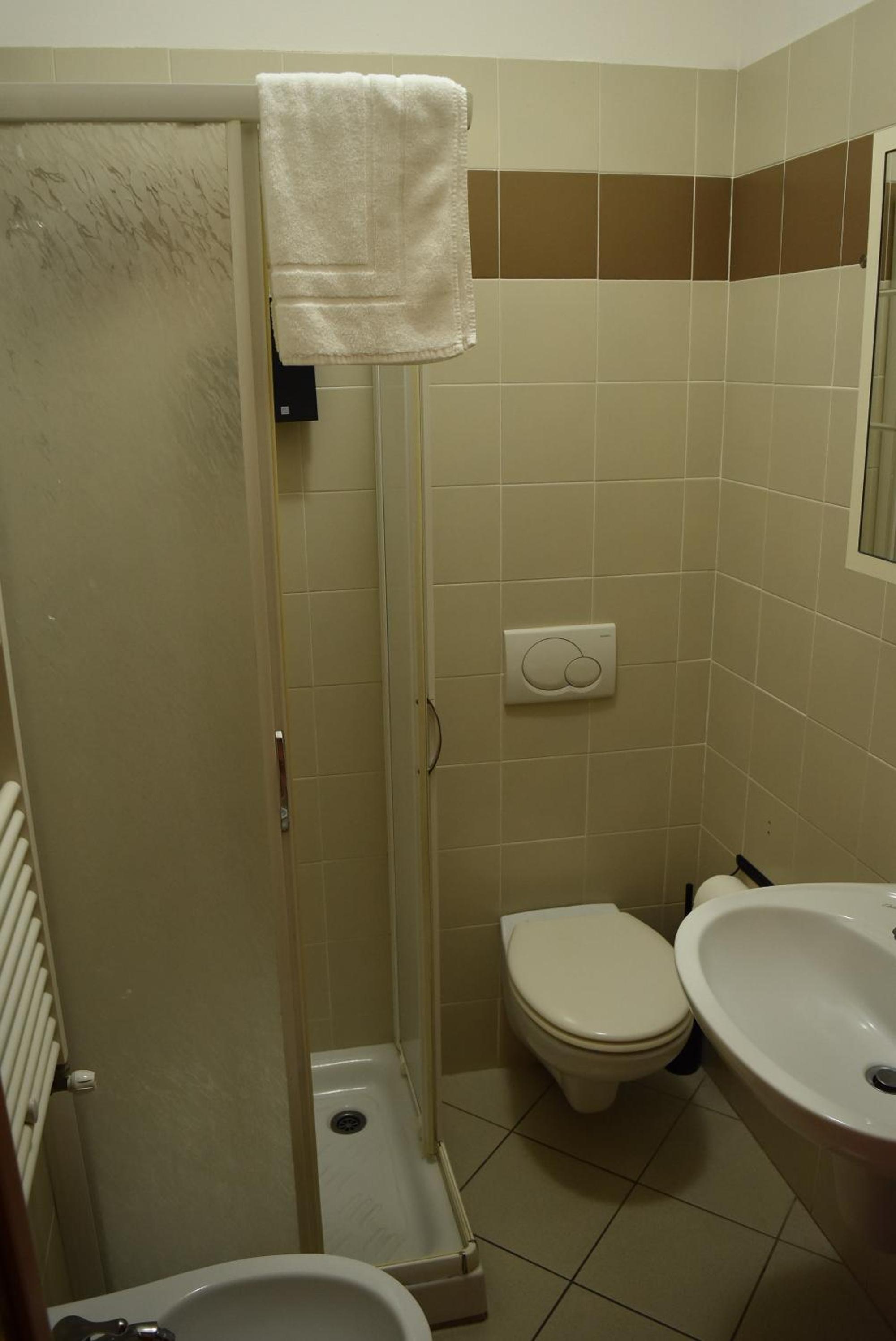Double Room with Private Bathroom - Photo 2