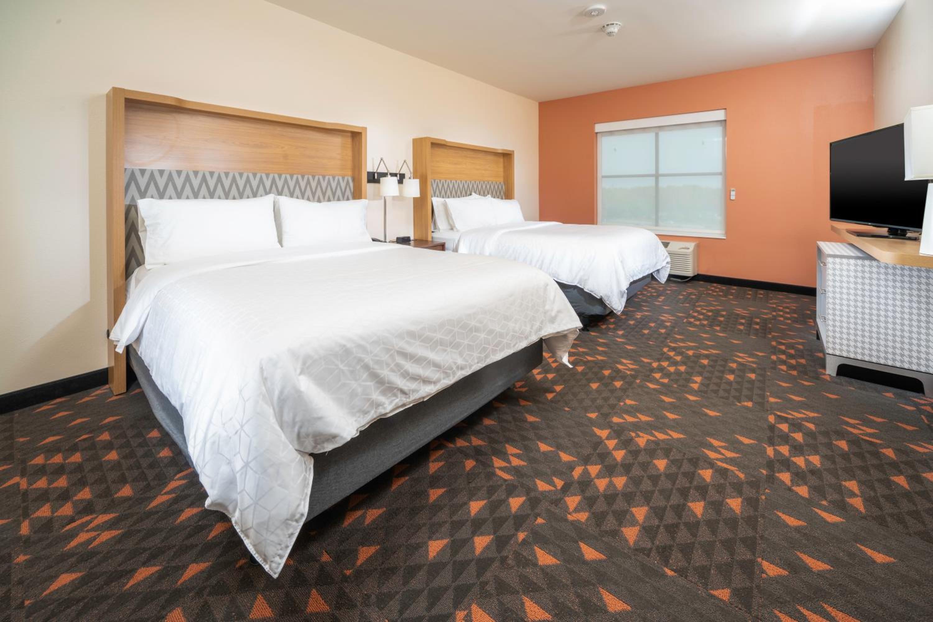 Standard Queen Room with Two Queen Beds and Mobility Accessible Tub