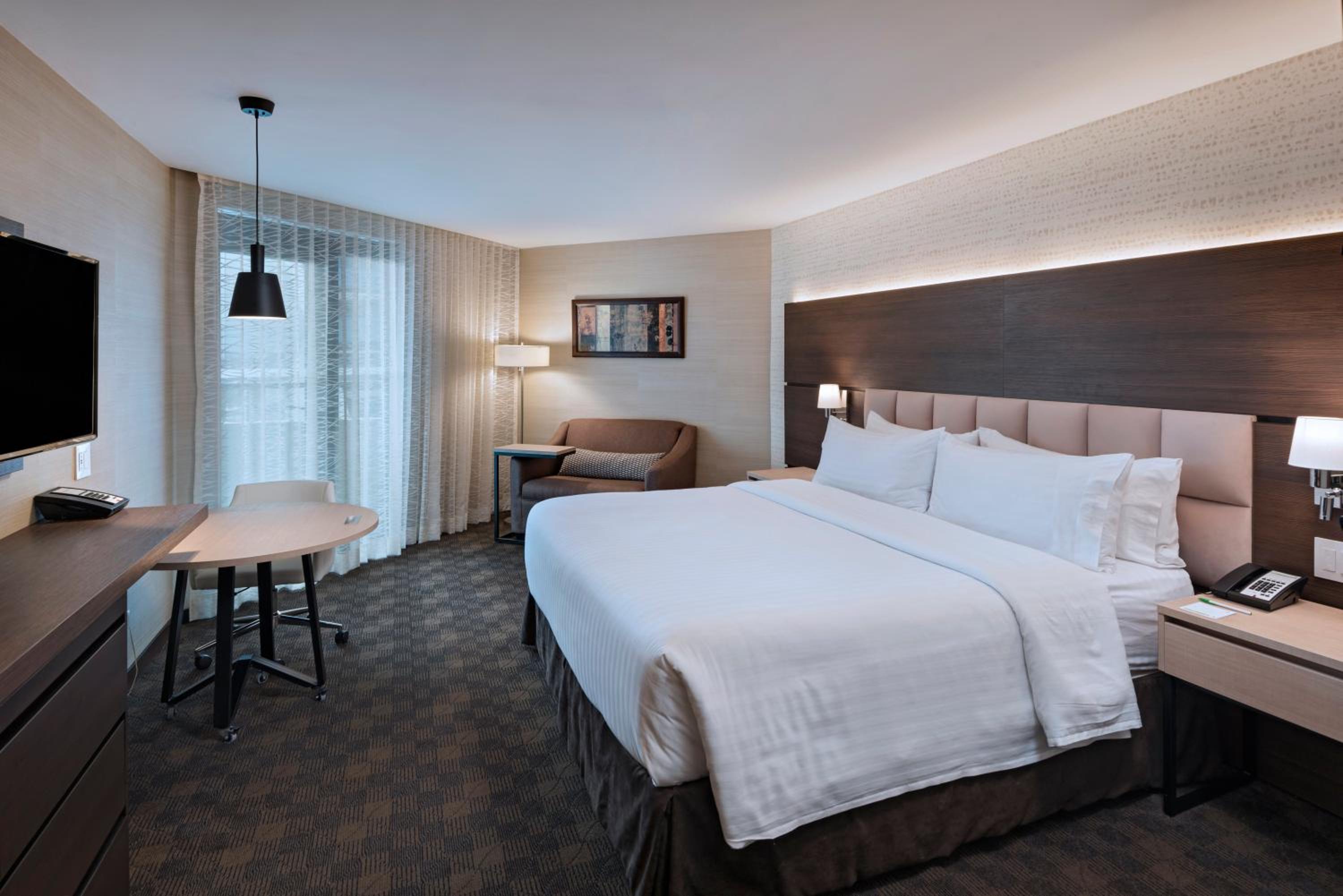 Standard King Room with Balcony - Photo 4