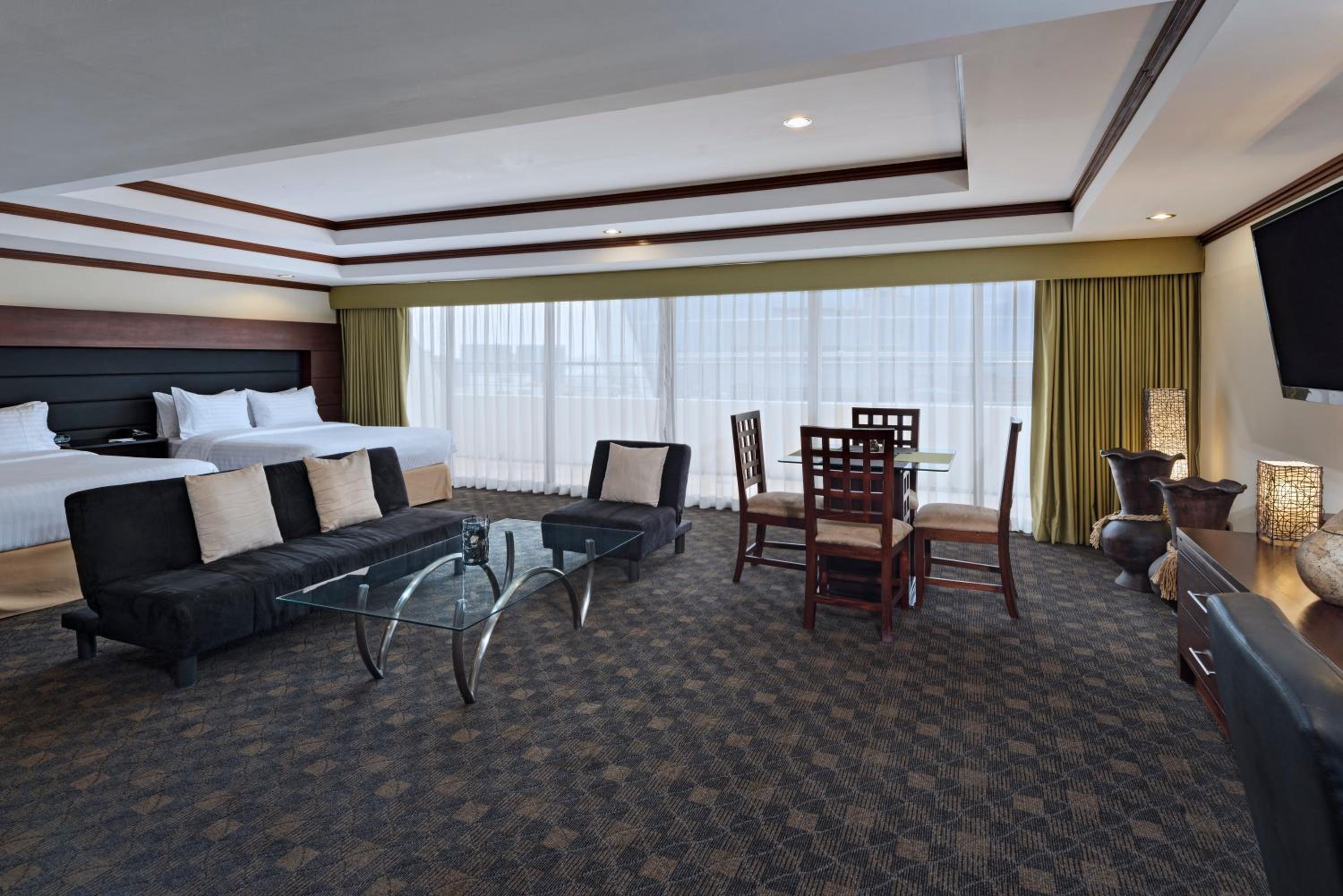 Queen Suite with Two Queen Beds - Photo 4