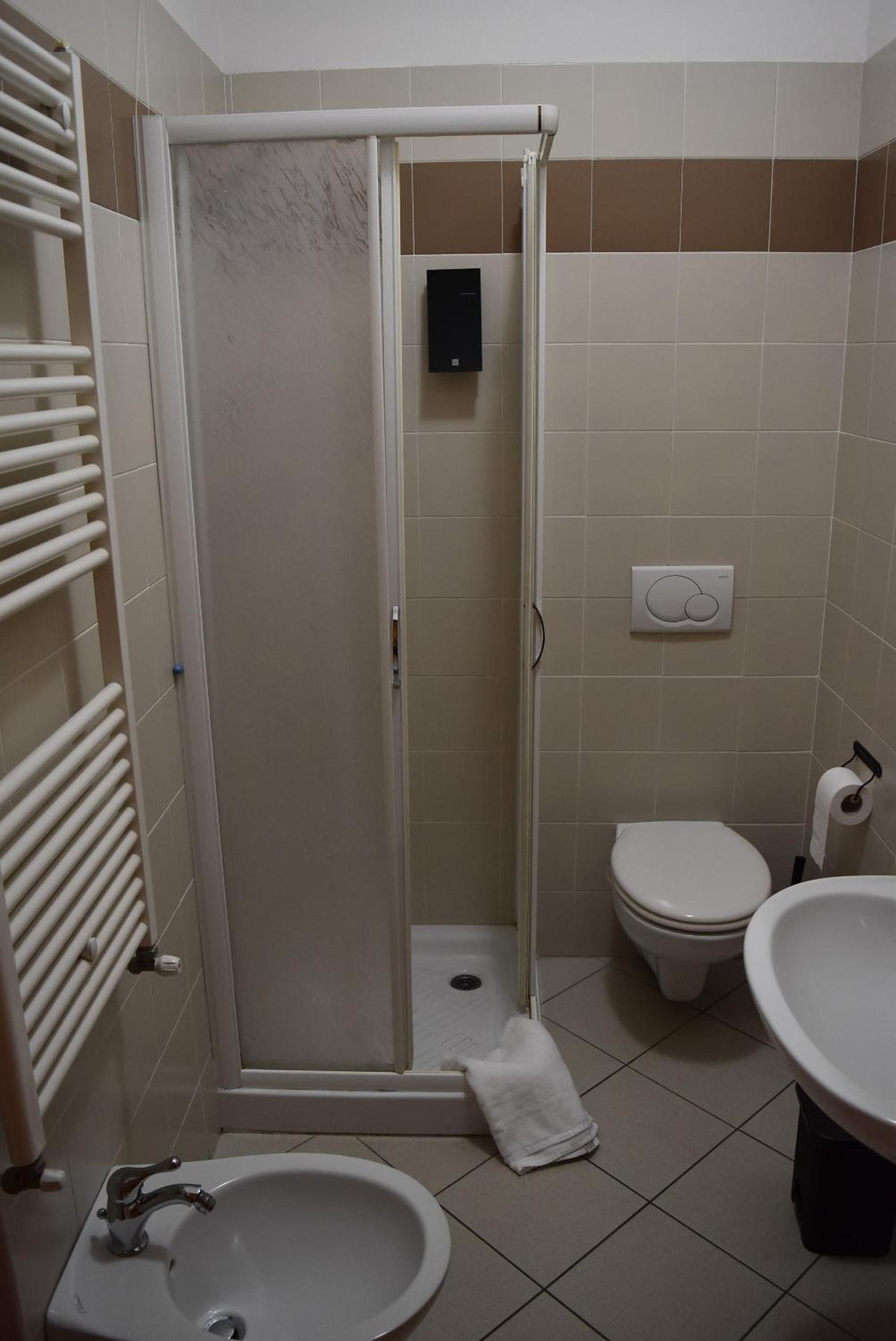 Twin Room with Private Bathroom - Photo 2