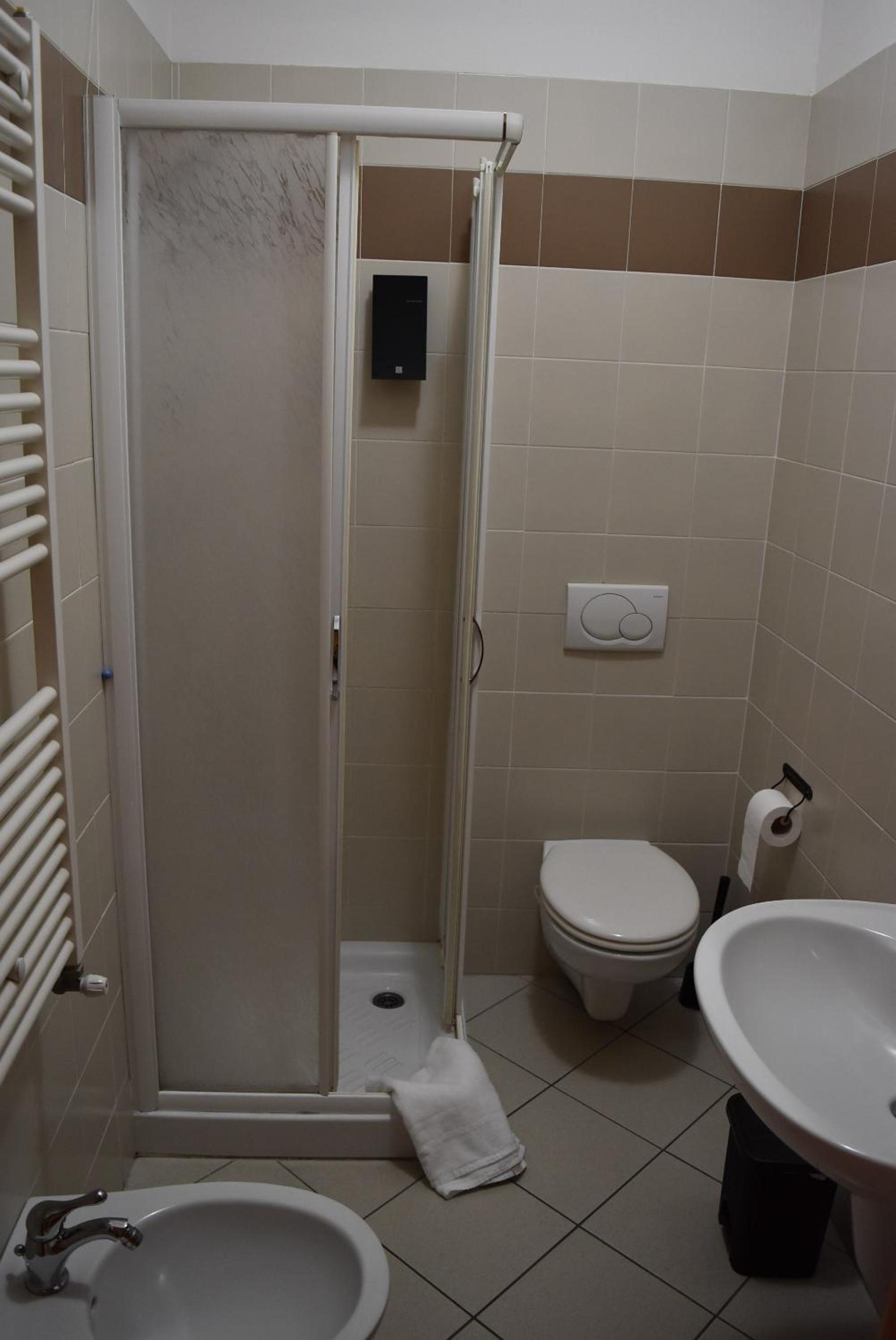 Twin Room with Private Bathroom - Photo 4