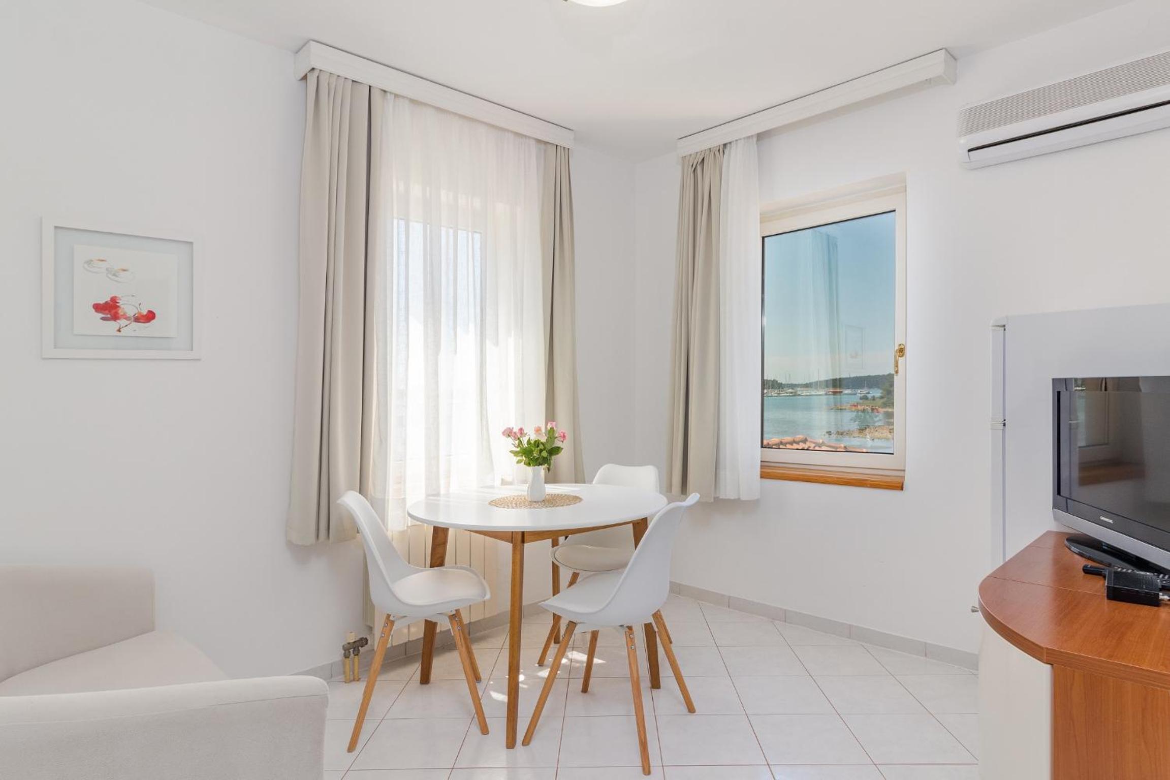 Standard One-Bedroom Apartment with Balcony and Sea View (2 Adults) photo 3