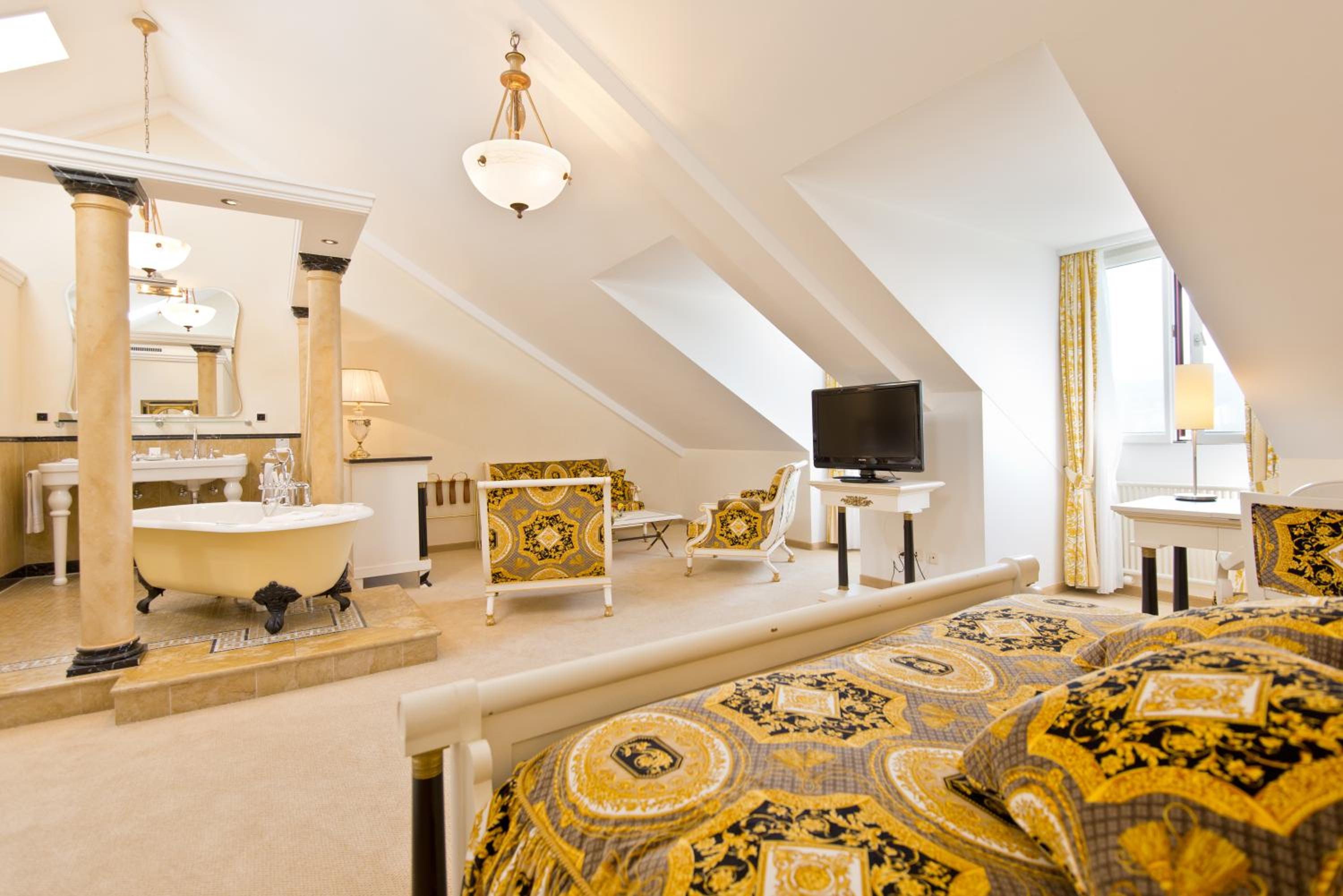 Deluxe Double or Twin Room with Lake View