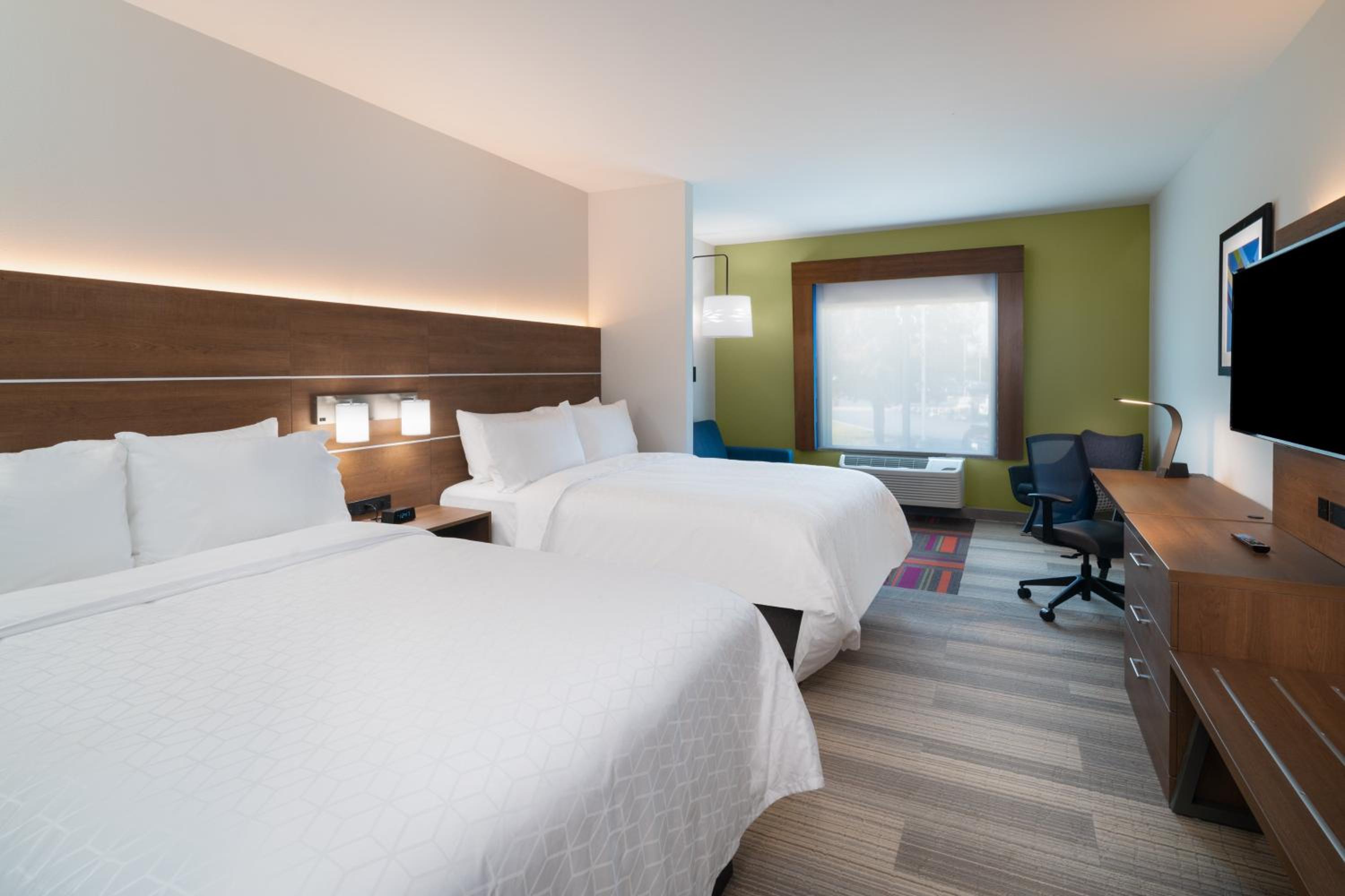 Standard Room with Two Queen Beds - Photo 4