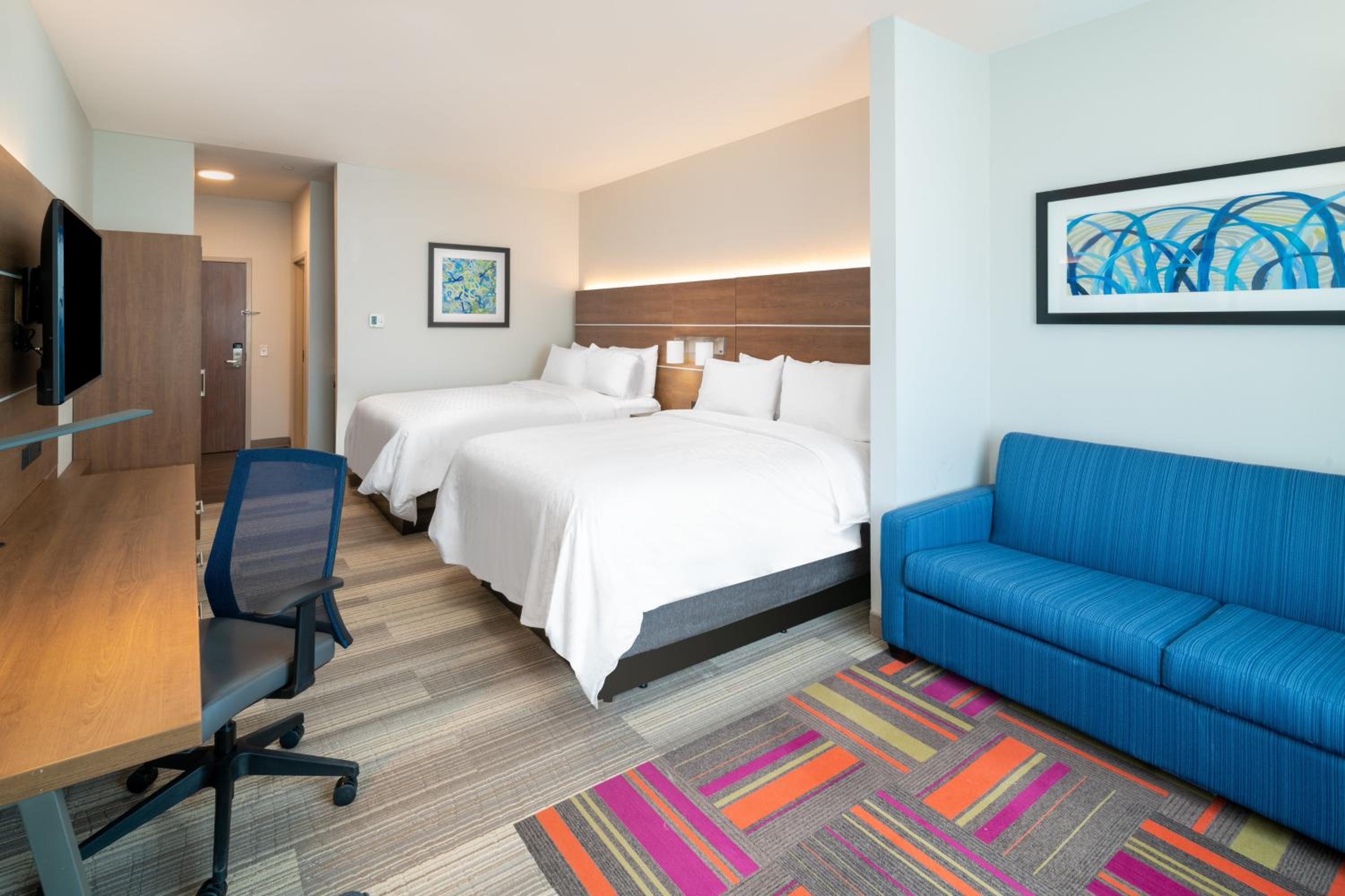 Queen Suite with Two Queen Beds and Sofa Bed - Photo 4