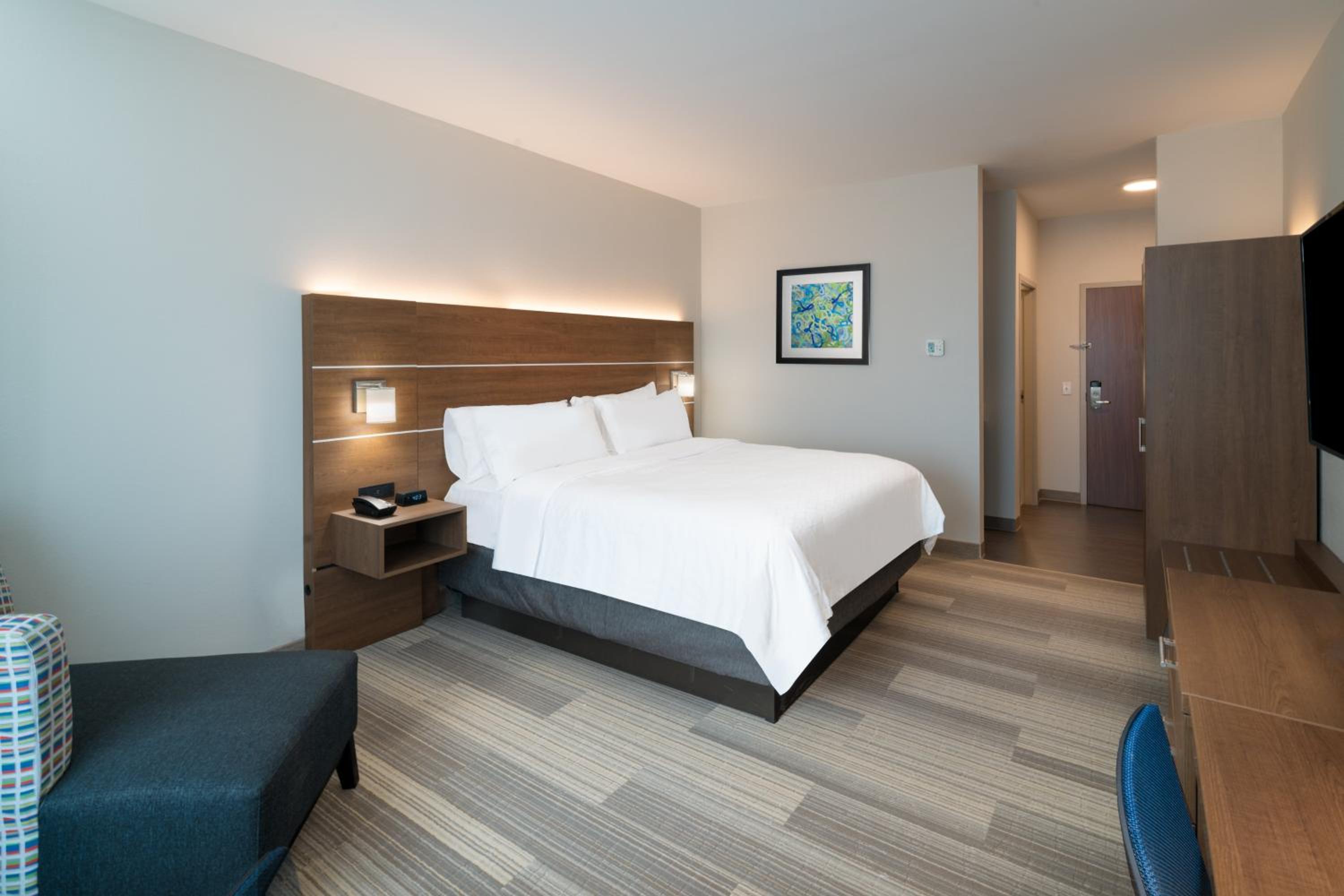 Standard King Room - Photo 5