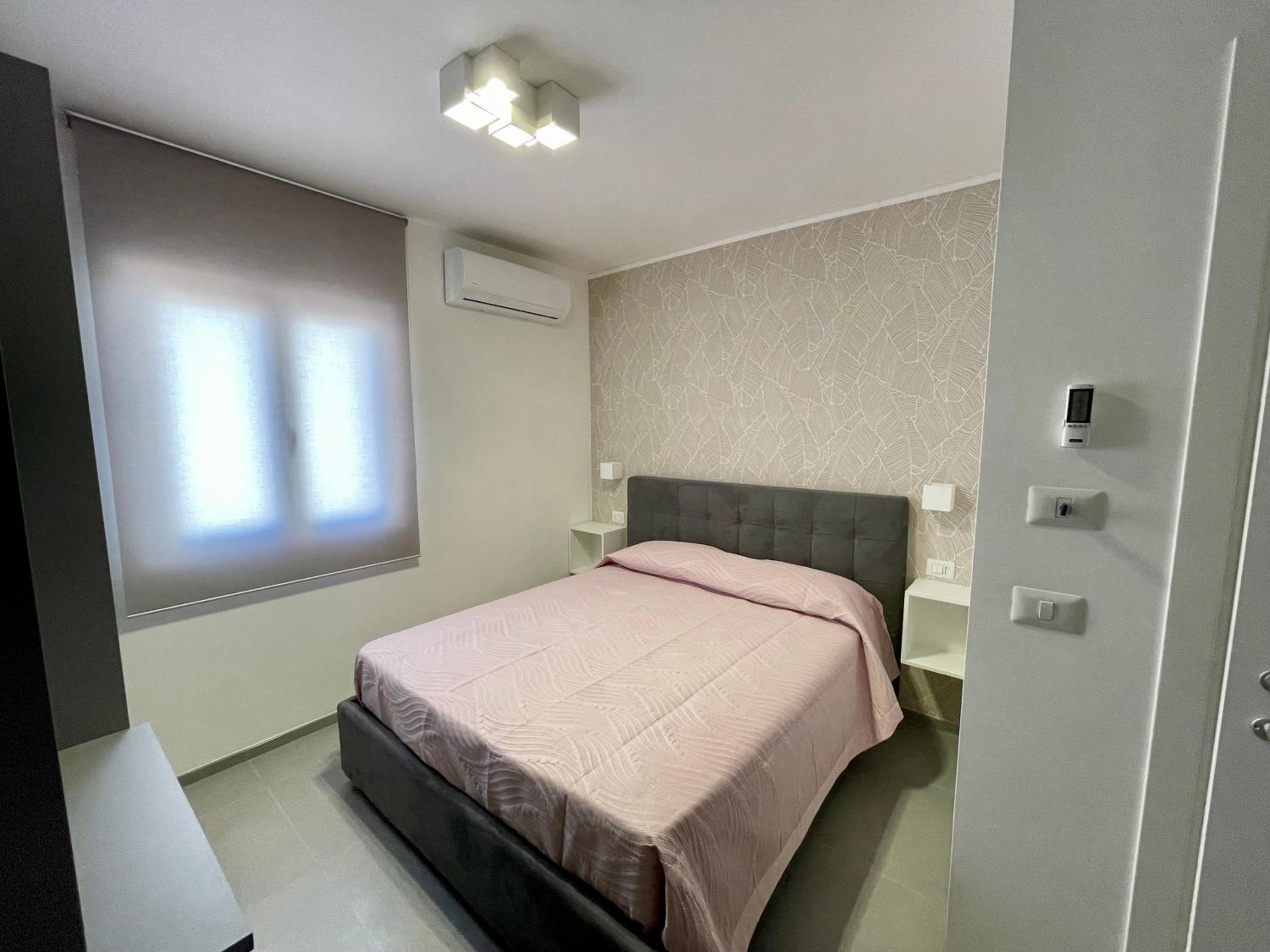 Large Double Room - Photo 1