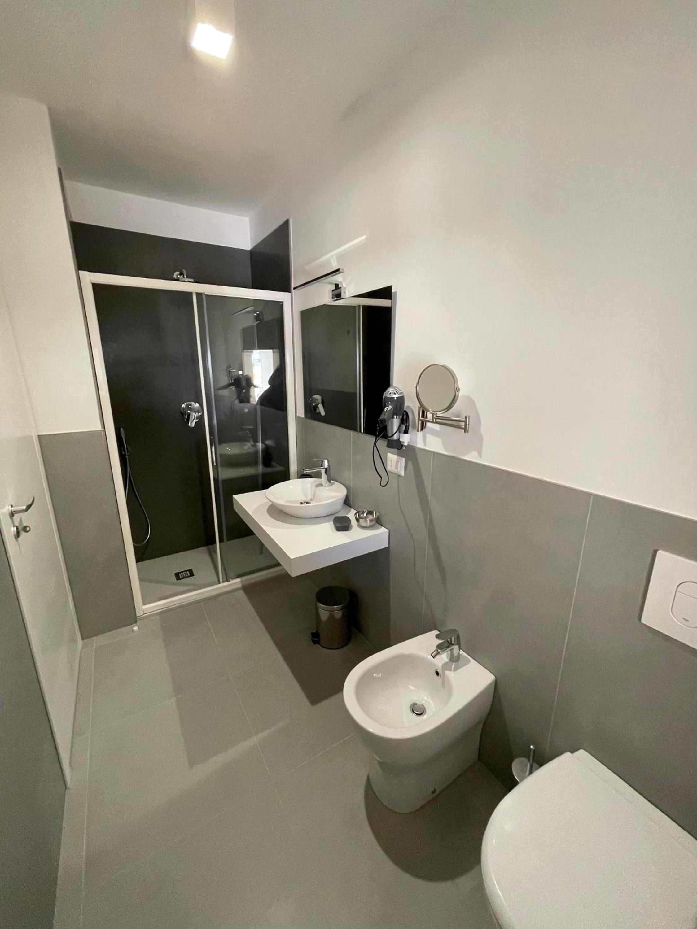 Large Double Room - Photo 6