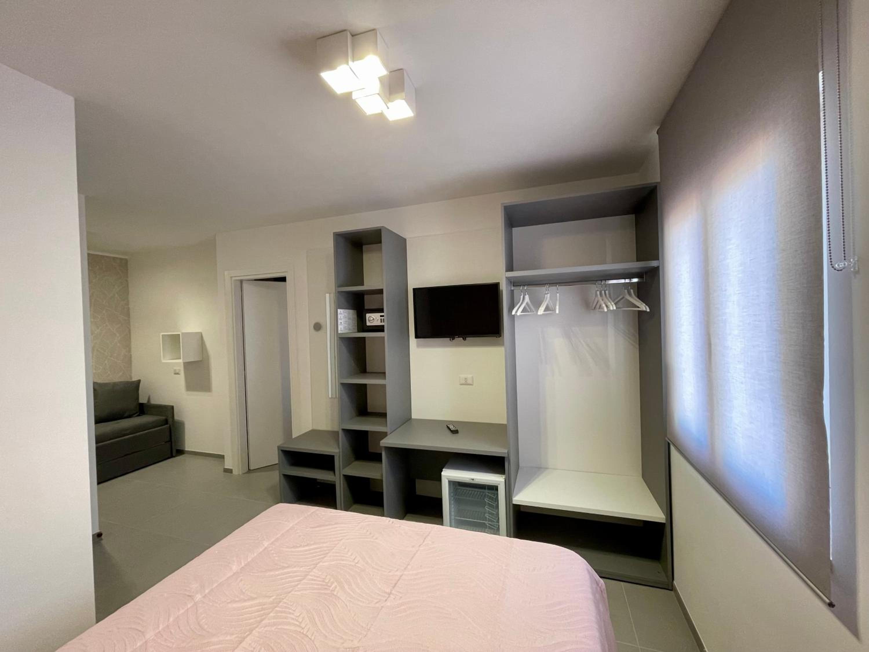 Large Double Room - Photo 5