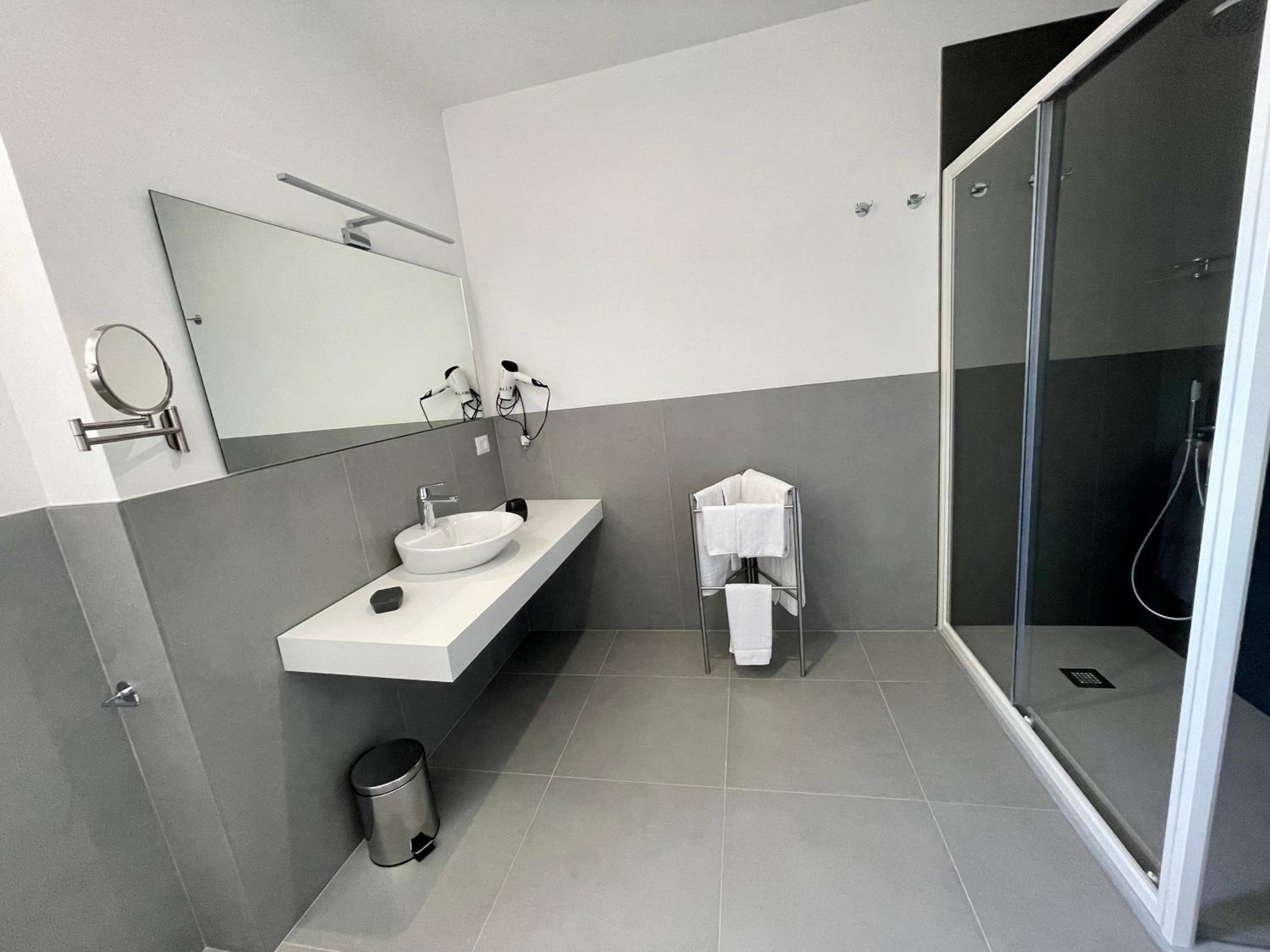 Double Room with Balcony - Photo 9