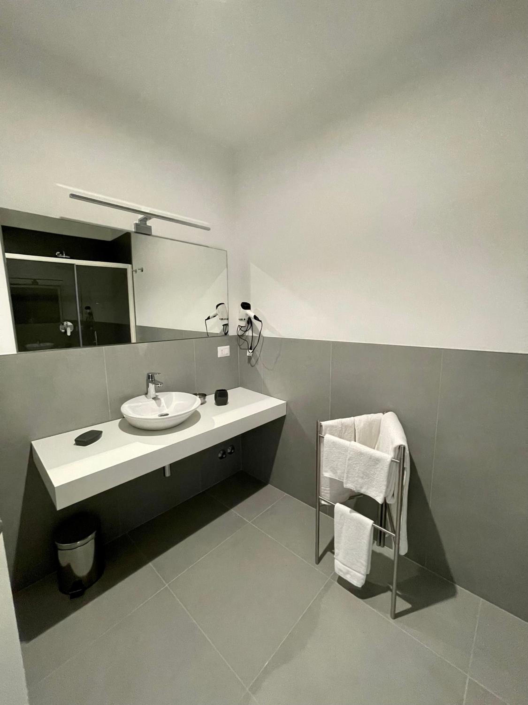 Double Room with Balcony - Photo 5