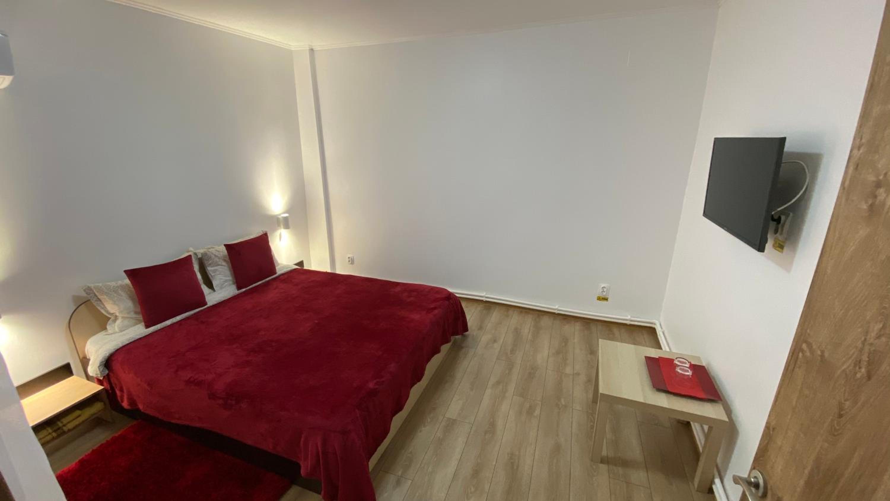 King Room with Balcony - Photo 3